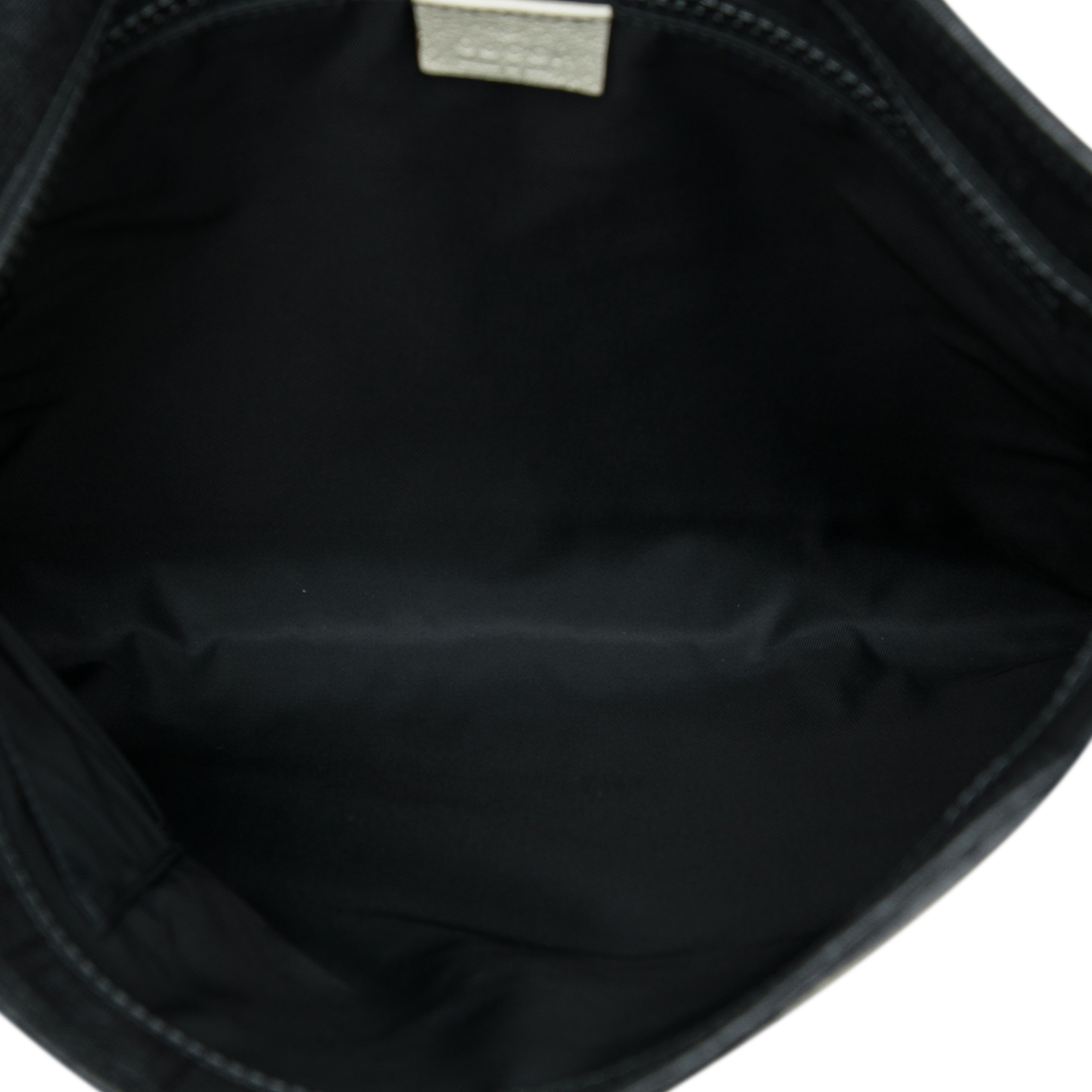 Gucci Gg Supreme Trademark Logo Crossbody, från Luxclusif, i färgen svart. Klicka för att öppna bilden i stort format