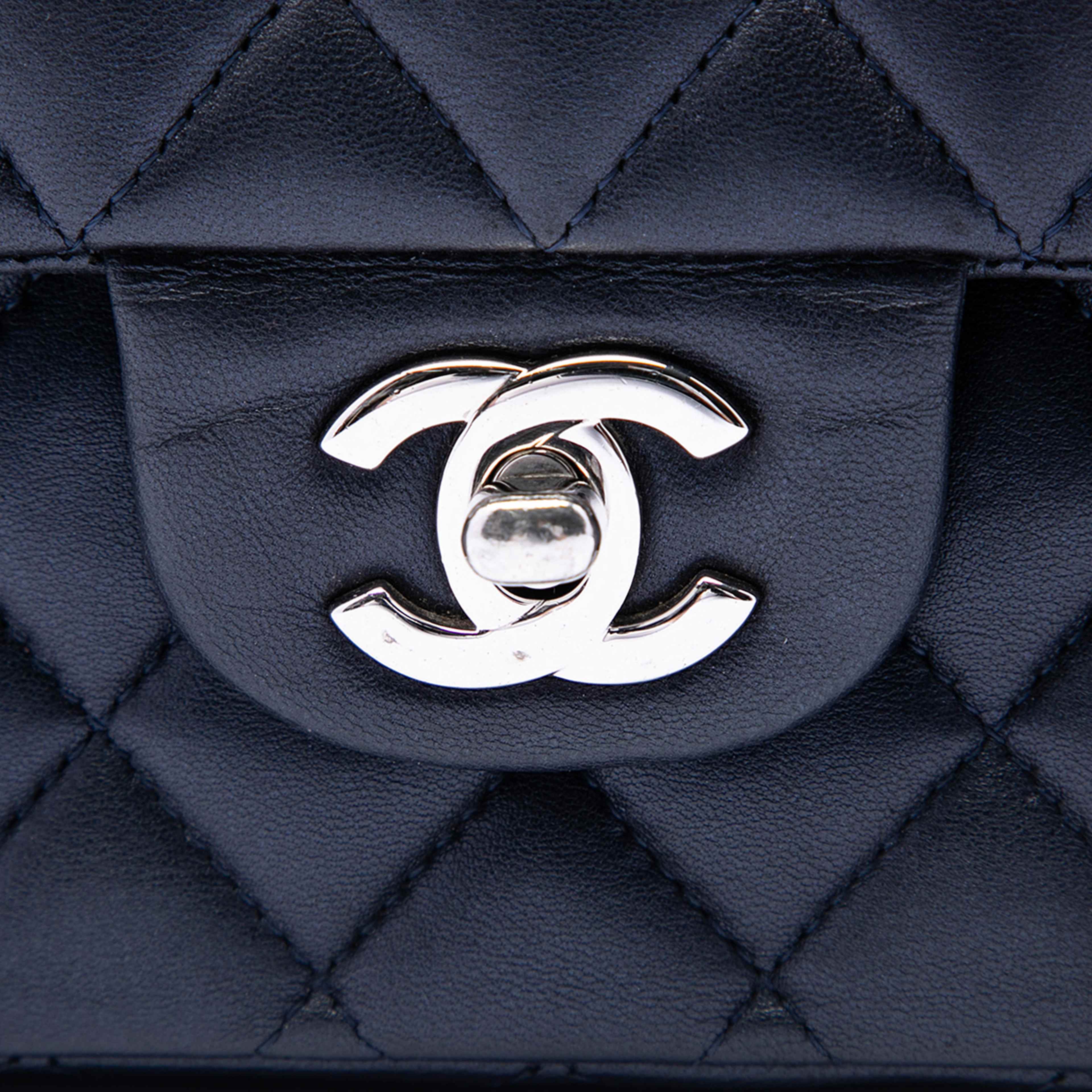 Chanel Medium Classic Lambskin Double Flap, från Luxclusif, i färgen navy. Klicka för att öppna bilden i stort format