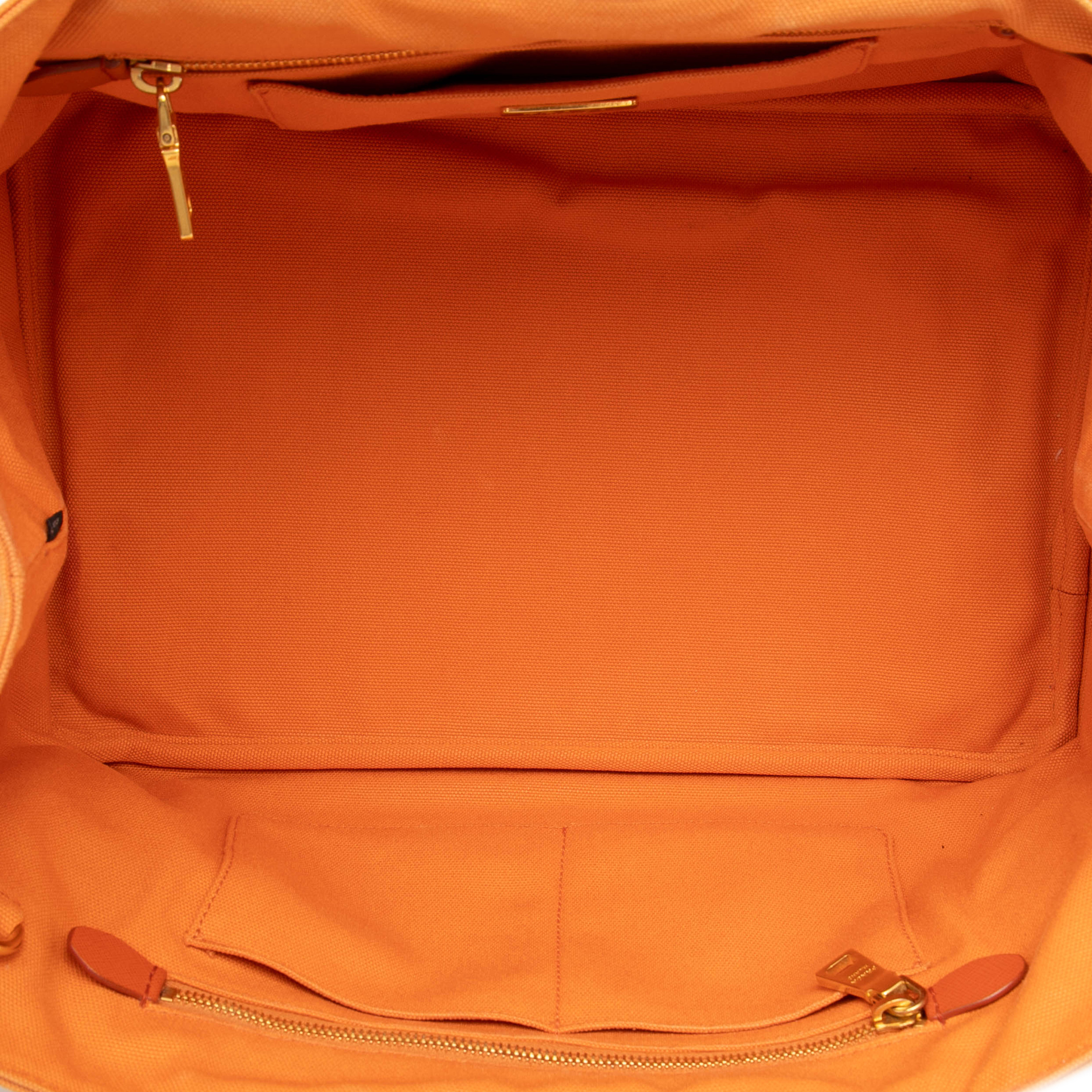 Prada Canvas Canapa Bijoux Satchel, från Luxclusif, i färgen orange. Klicka för att öppna bilden i stort format