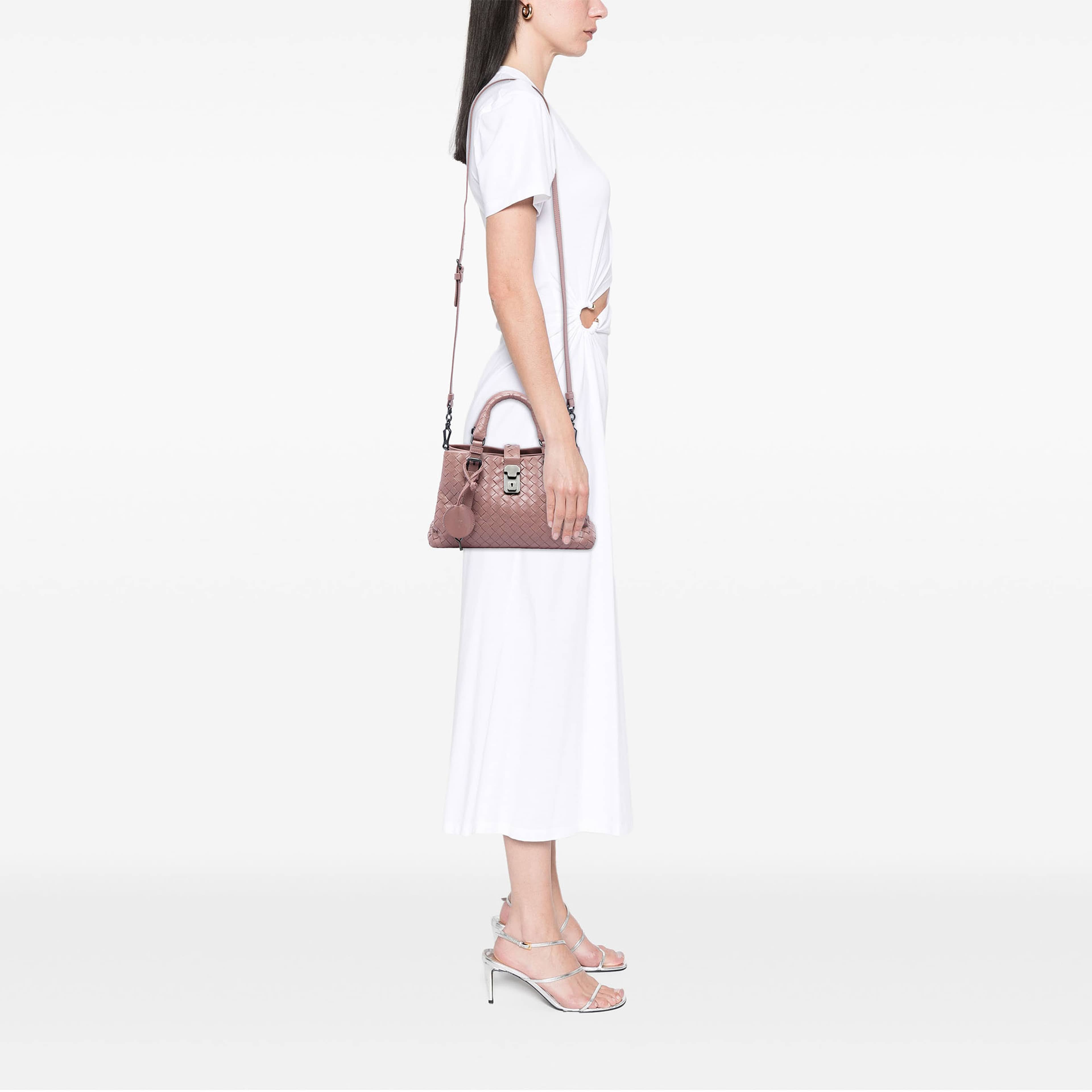 Bottega Veneta Mini Nappa Intrecciato Roma Satchel, från Luxclusif, i färgen rosa. Klicka för att öppna bilden i stort format