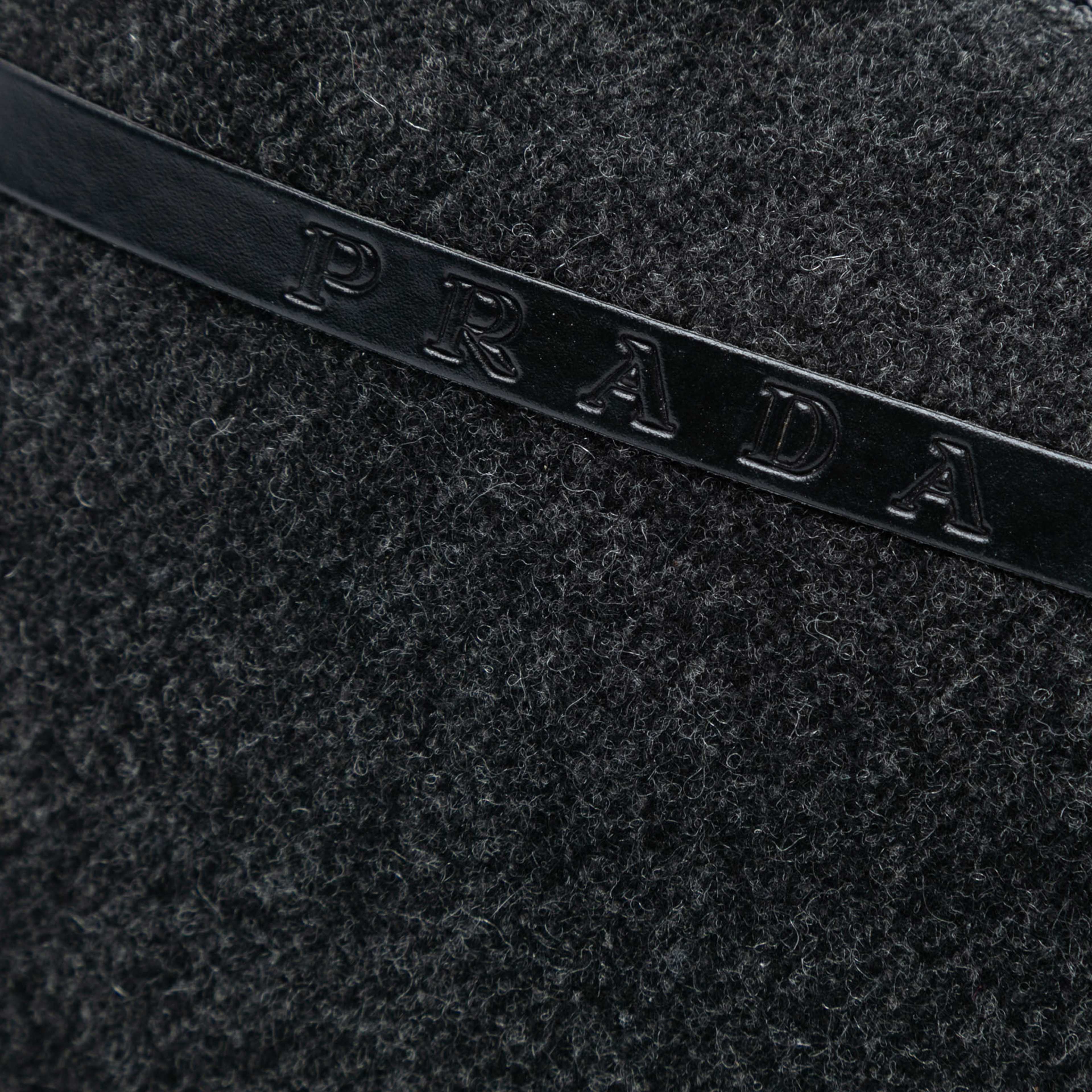 Prada Wool Sport Shoulder Bag, från Luxclusif, i färgen dark gray. Klicka för att öppna bilden i stort format