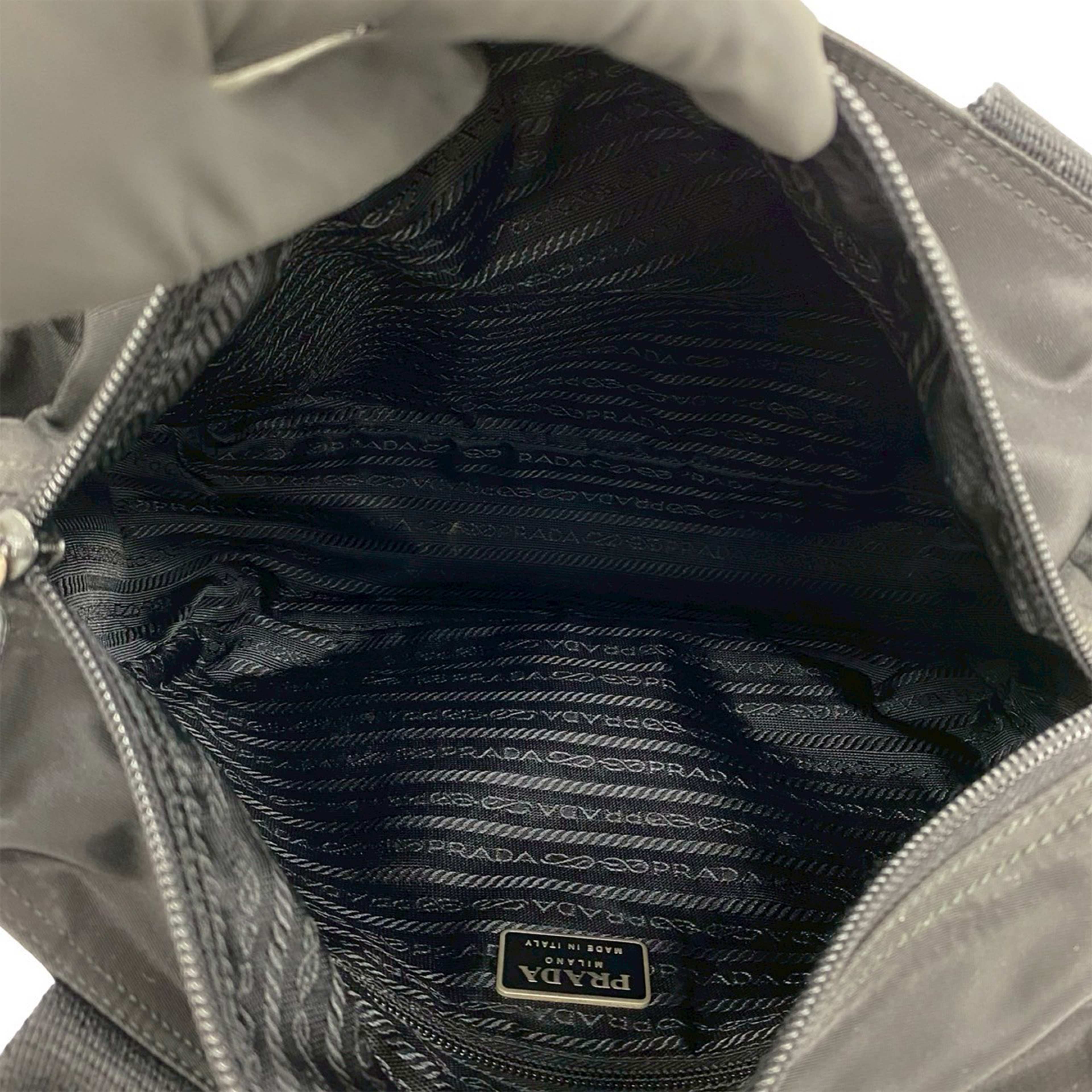Prada Tessuto Tote, från Luxclusif, i färgen black. Klicka för att öppna bilden i stort format