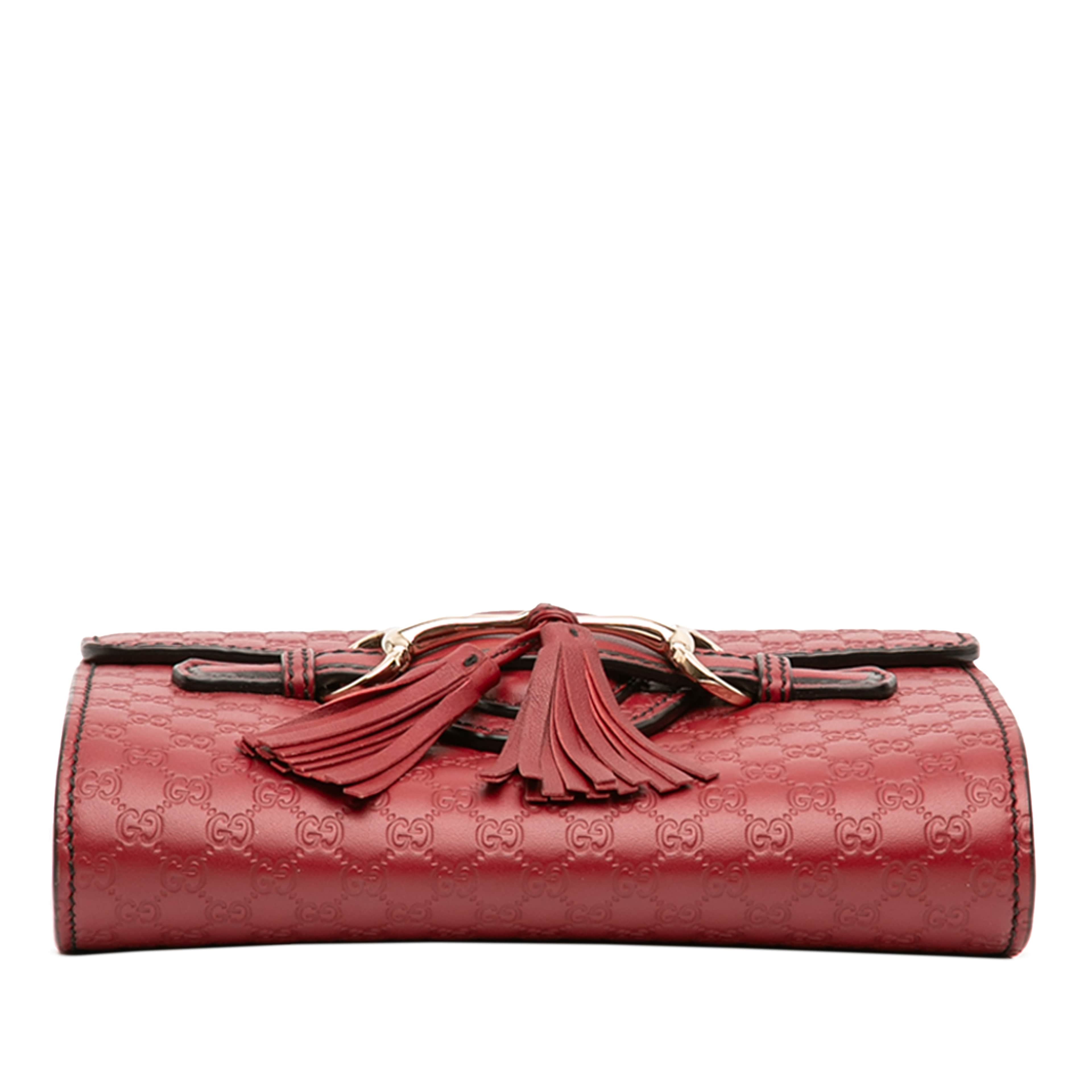 Gucci Mini Microguccissima Emily Crossbody, från Luxclusif, i färgen röd. Klicka för att öppna bilden i stort format