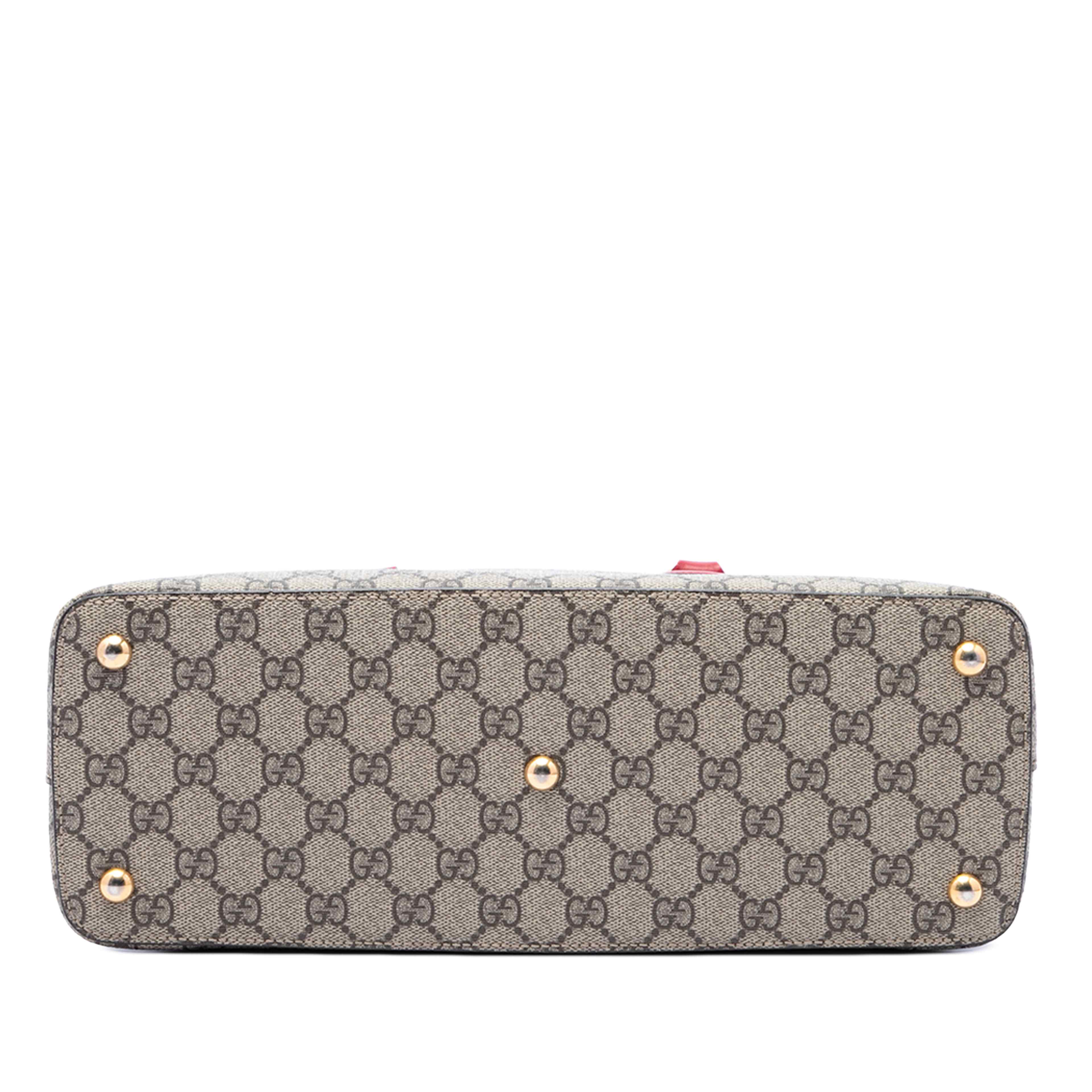 Gucci Gg Supreme Linea A Satchel, från Luxclusif, i färgen beige. Klicka för att öppna bilden i stort format