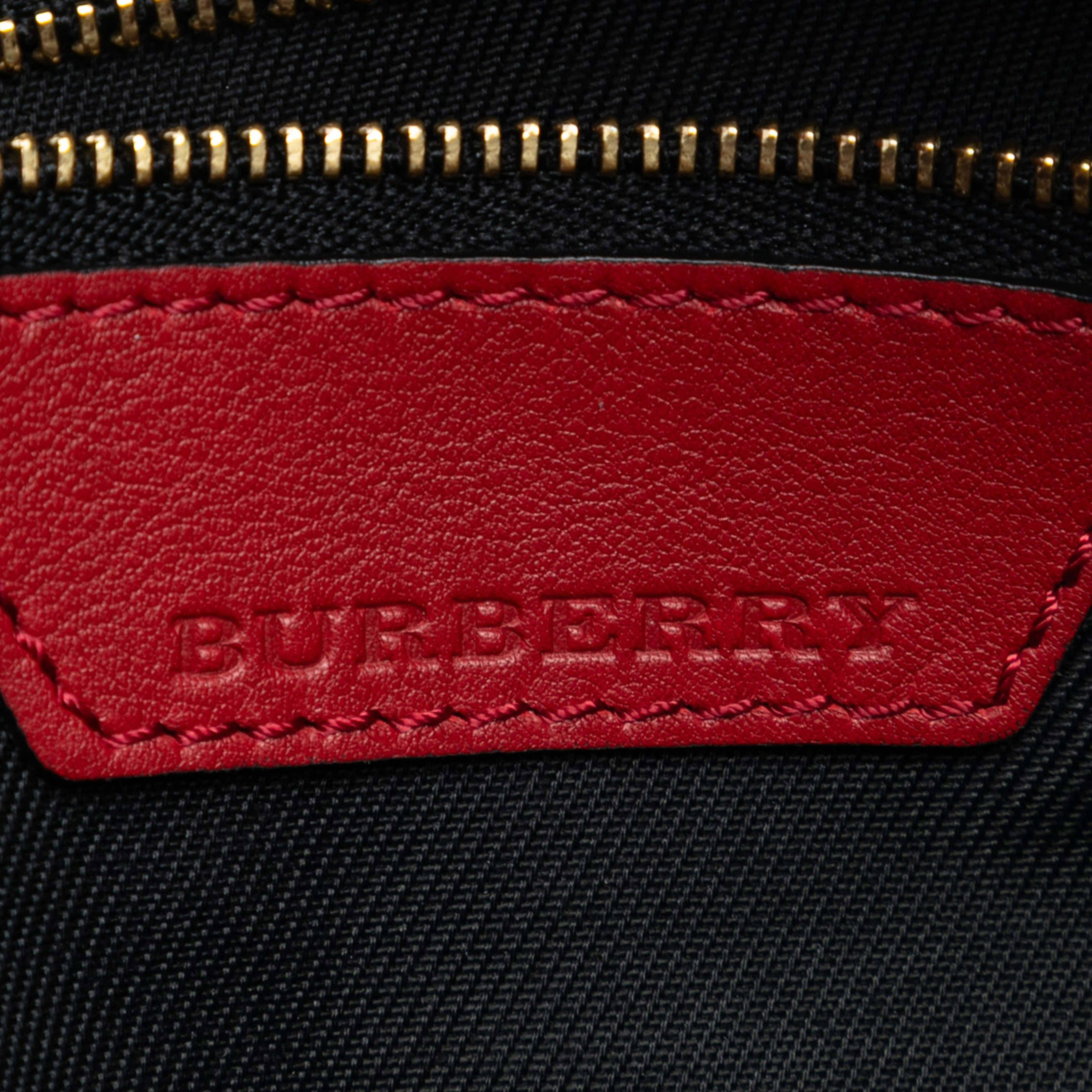 Burberry Small Haymarket Check Canvas And Leather Canterbury Tote, från Luxclusif, i färgen beige. Klicka för att öppna bilden i stort format