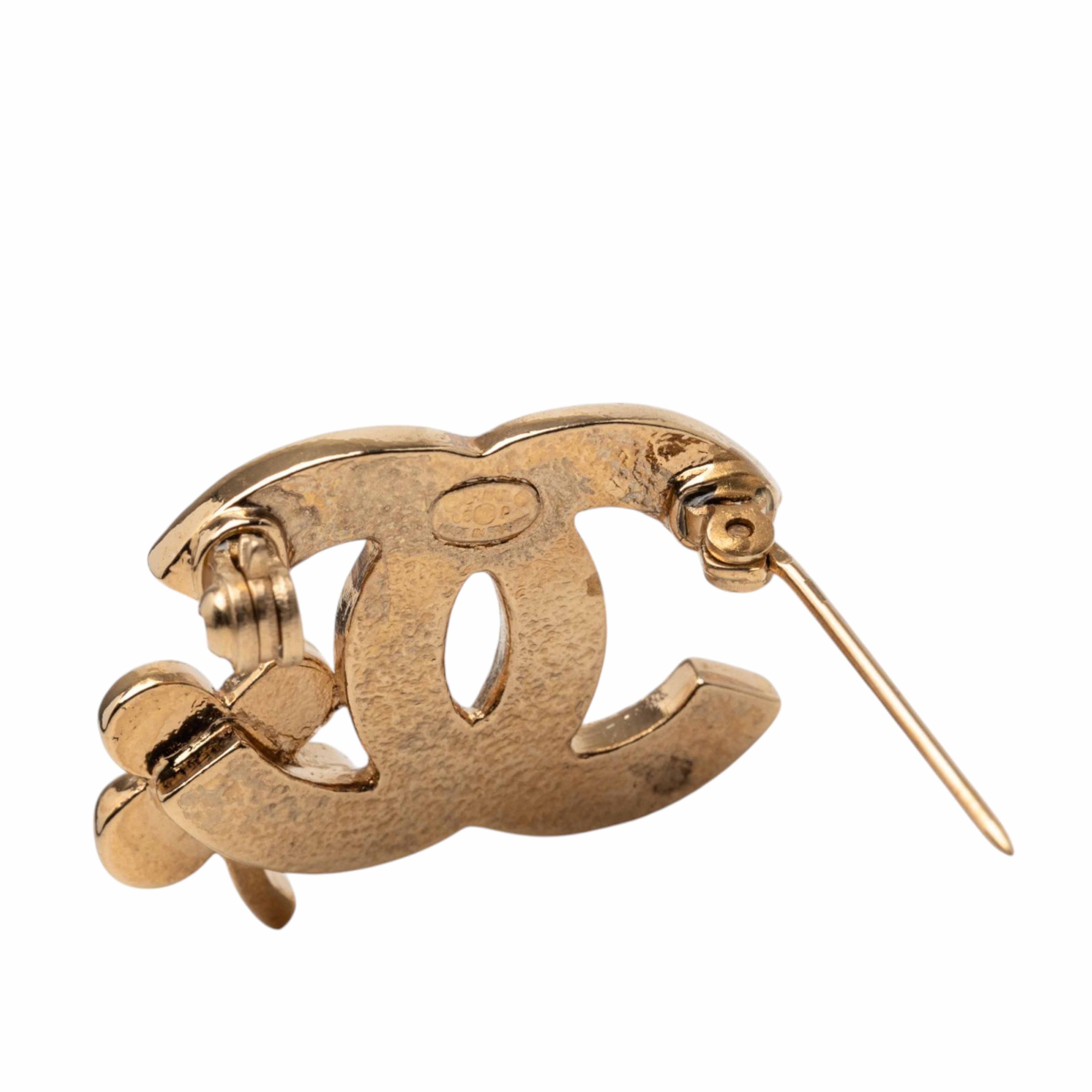 Chanel Cc Gold Plated Strass Clover Leaf Pin Brooch, från Luxclusif, i färgen guld. Klicka för att öppna bilden i stort format