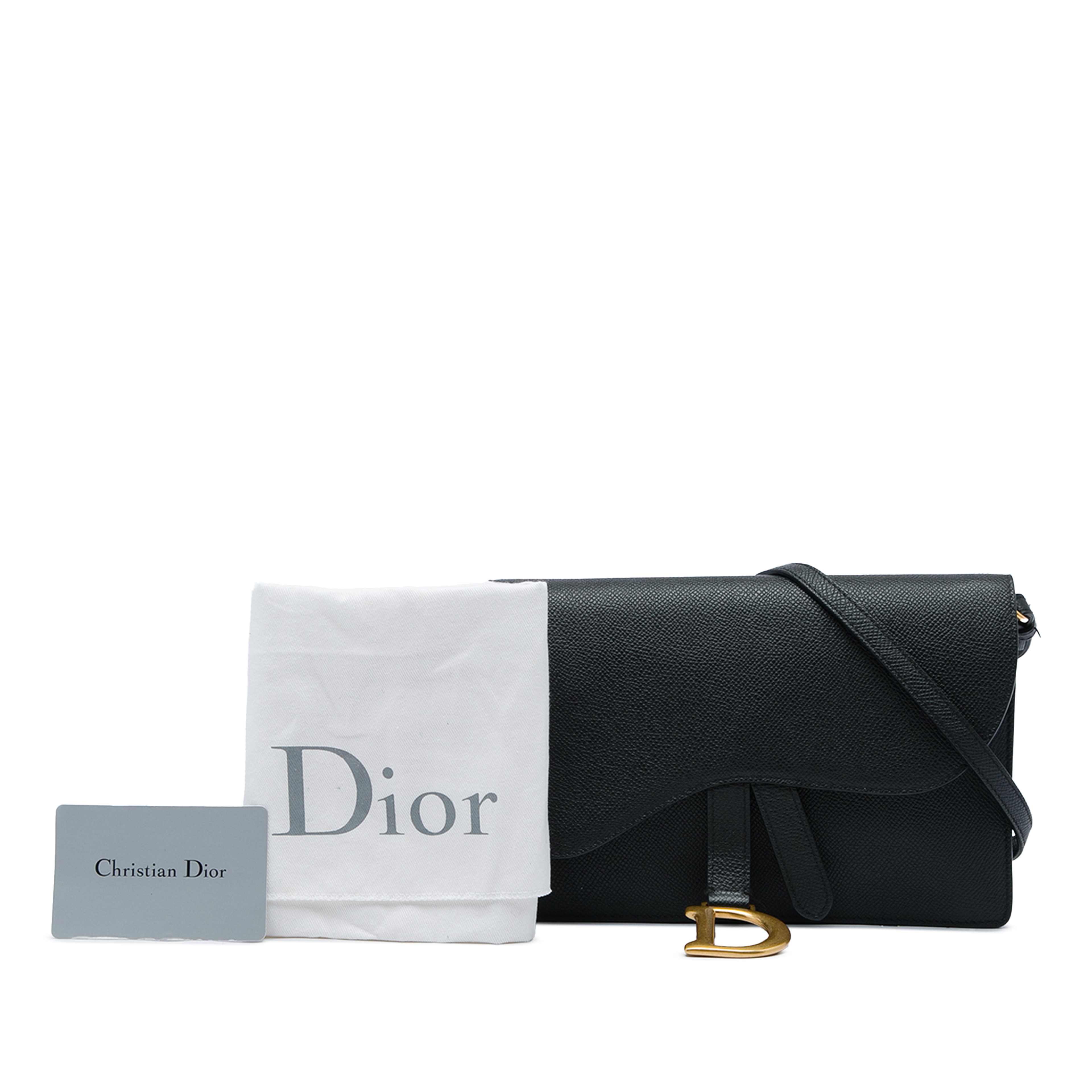 Dior Grained Calfskin Saddle Pouch, från Luxclusif, i färgen svart. Klicka för att öppna bilden i stort format