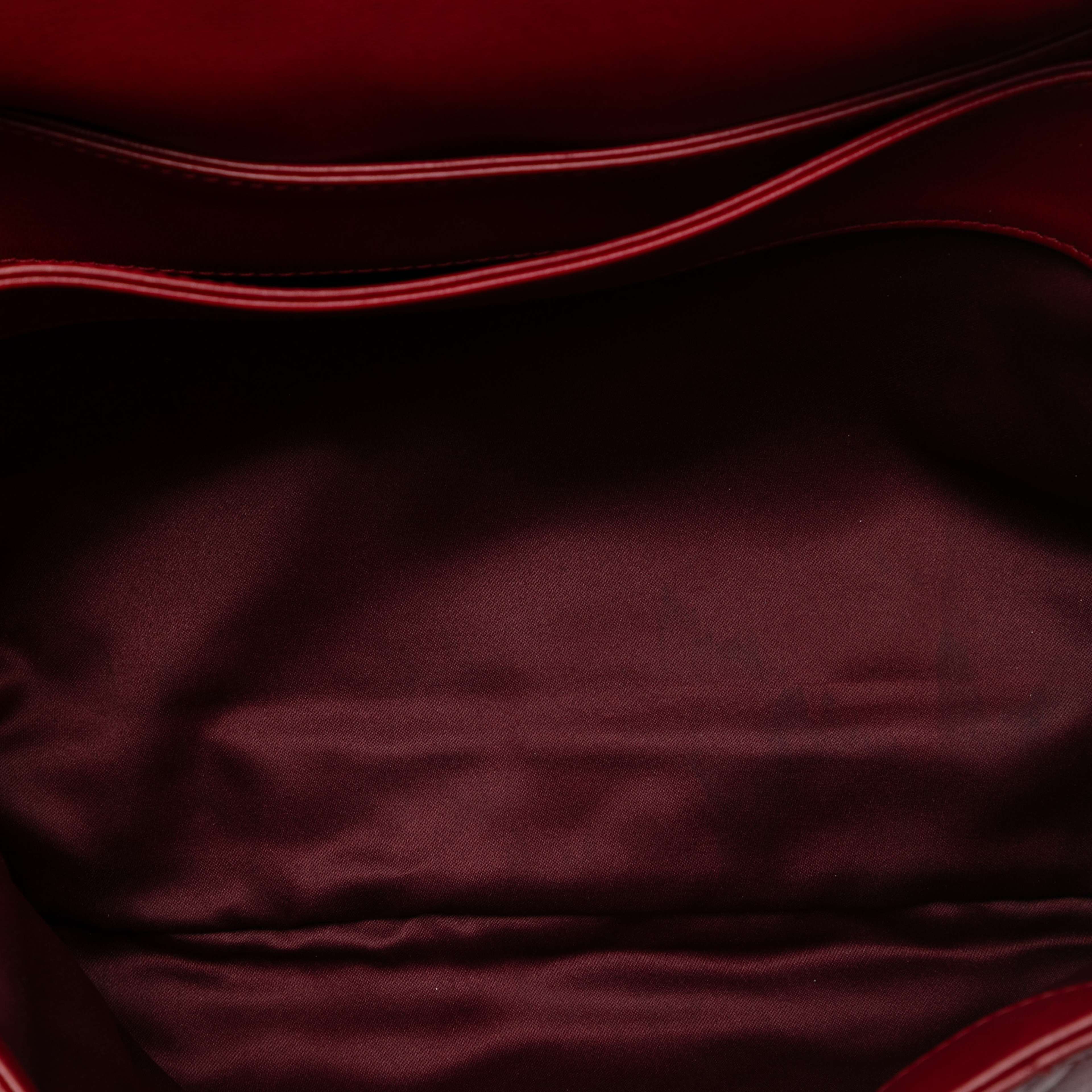 Chanel Maxi Lambskin 3 Accordion Flap, från Luxclusif, i färgen red. Klicka för att öppna bilden i stort format