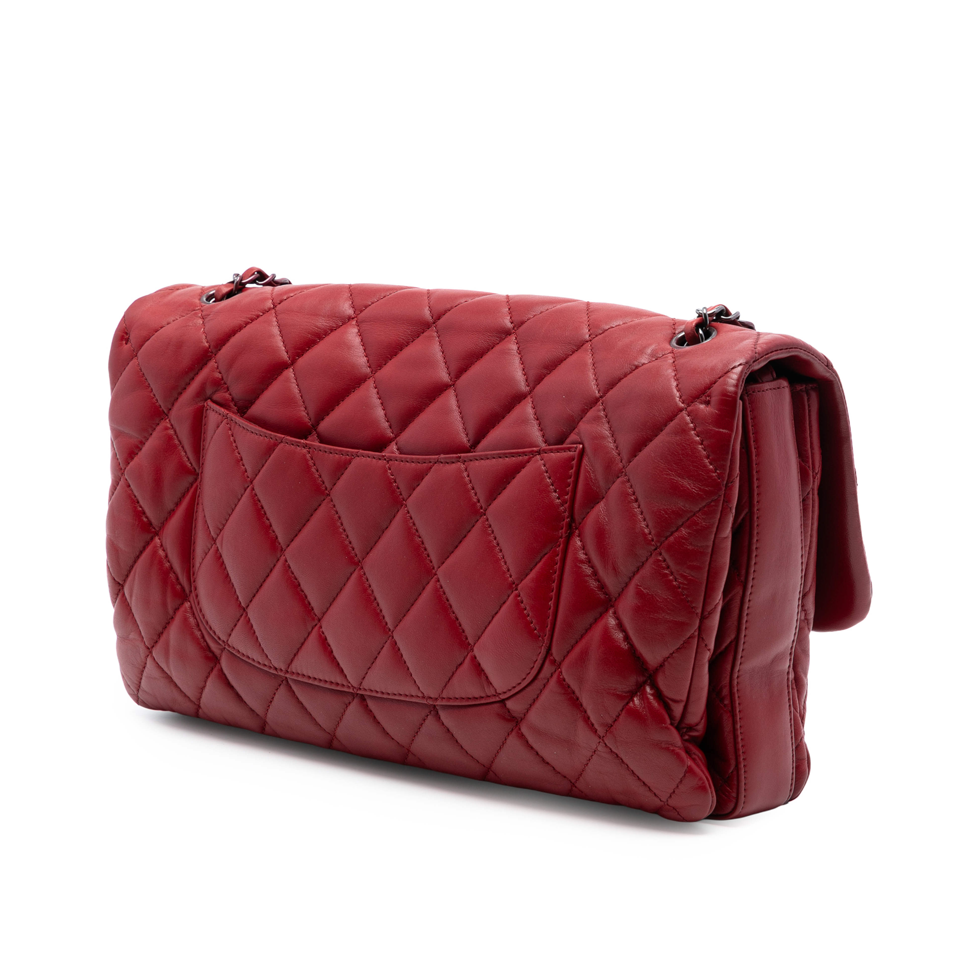 Chanel Maxi Lambskin 3 Accordion Flap, från Luxclusif, i färgen red. Klicka för att öppna bilden i stort format