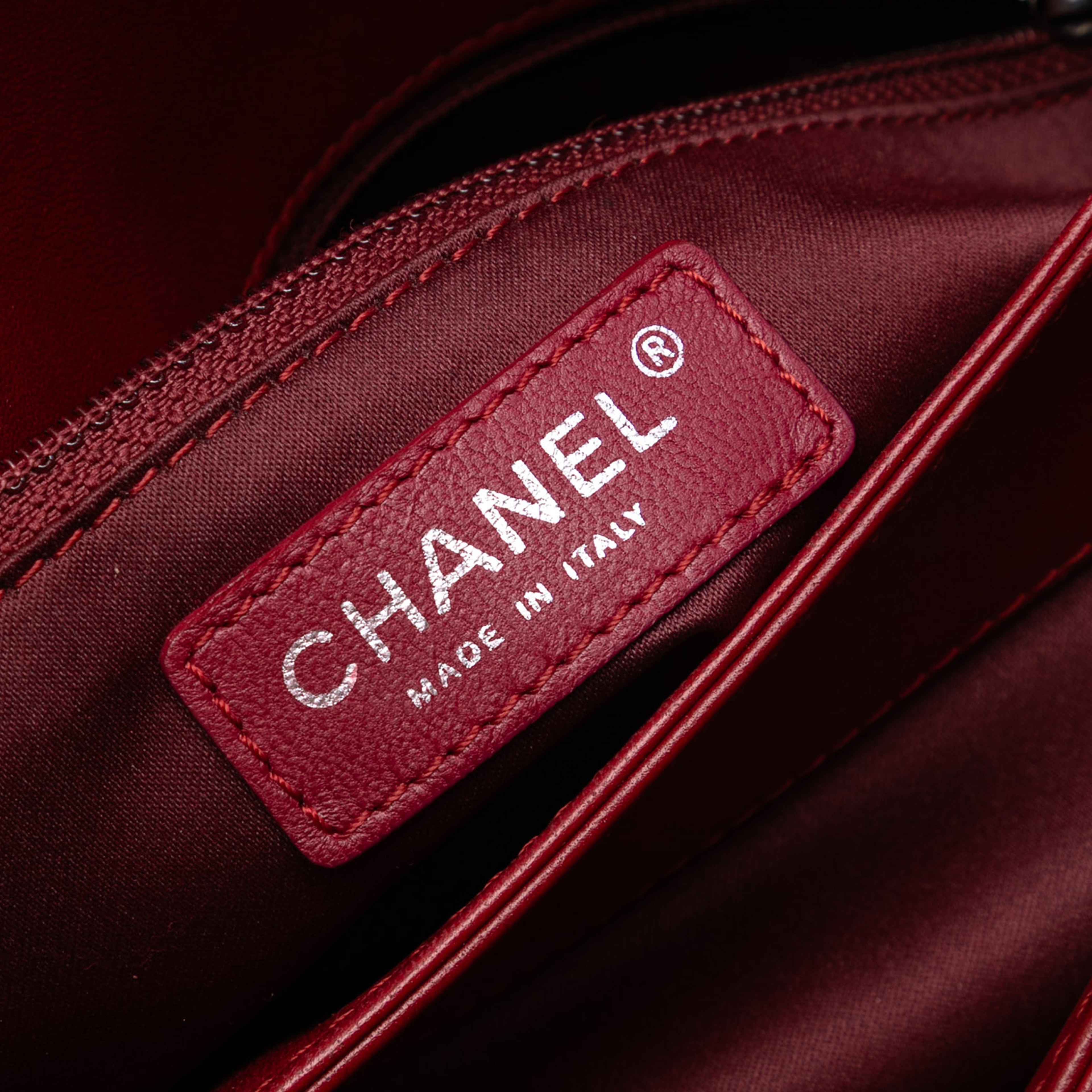 Chanel Maxi Lambskin 3 Accordion Flap, från Luxclusif, i färgen red. Klicka för att öppna bilden i stort format