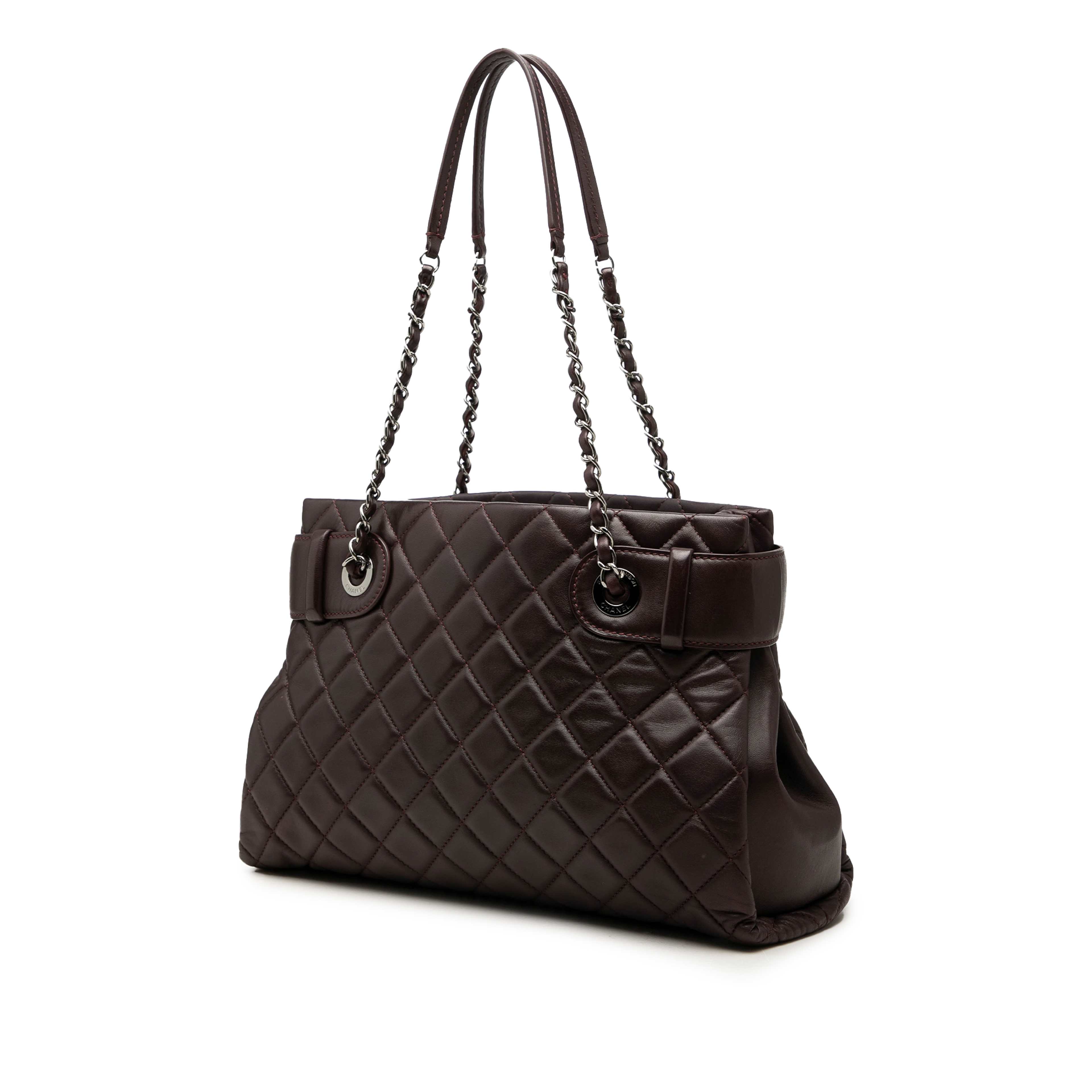 Chanel Small Quilted Lambskin Coco Loop Tote, från Luxclusif, i färgen röd. Klicka för att öppna bilden i stort format