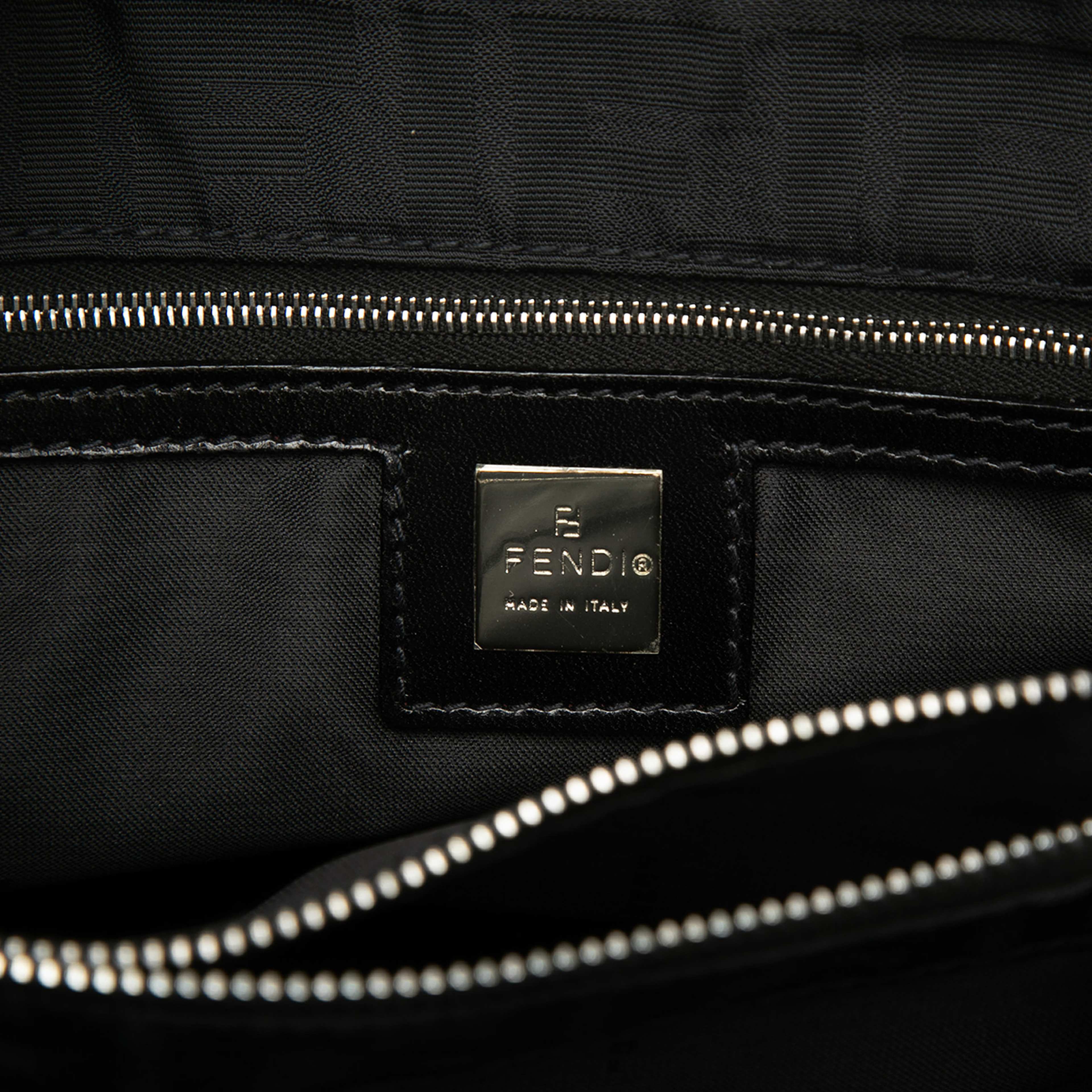 Fendi Zucca Canvas Tote, från Luxclusif, i färgen black. Klicka för att öppna bilden i stort format