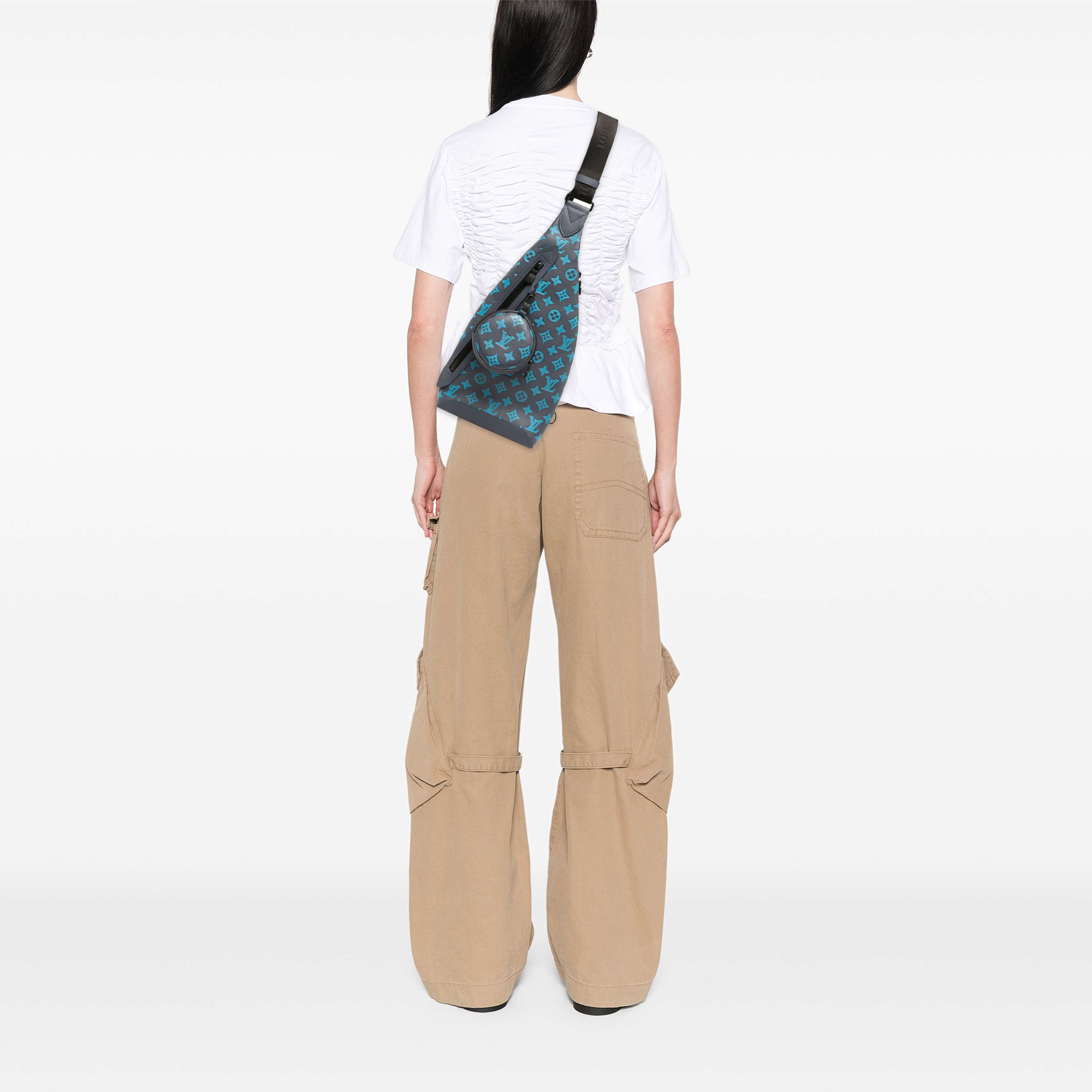 Louis Vuitton Monogram Shadow Duo Sling, från Luxclusif, i färgen blå. Klicka för att öppna bilden i stort format