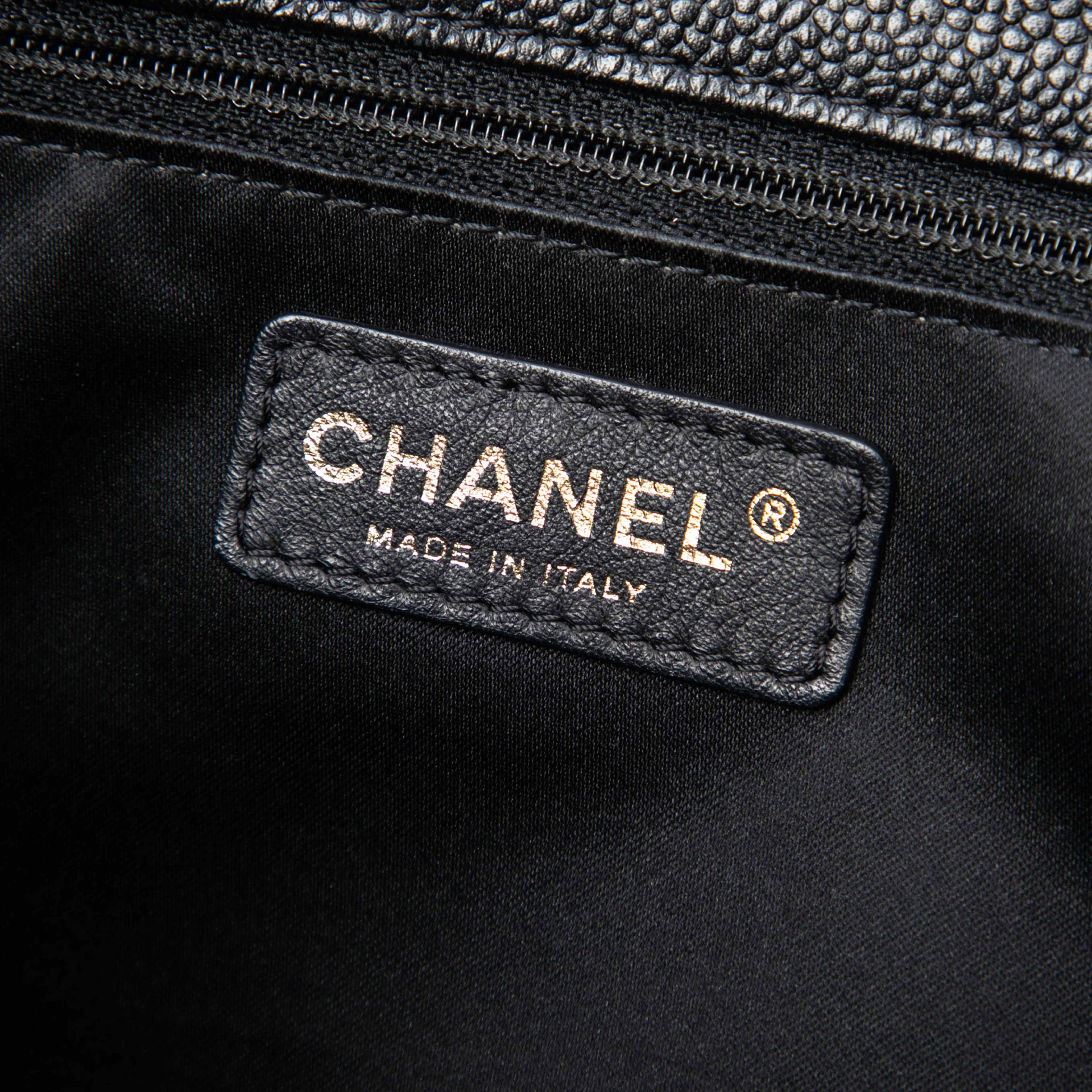 Chanel Caviar Grand Shopping Tote, från Luxclusif, i färgen svart. Klicka för att öppna bilden i stort format