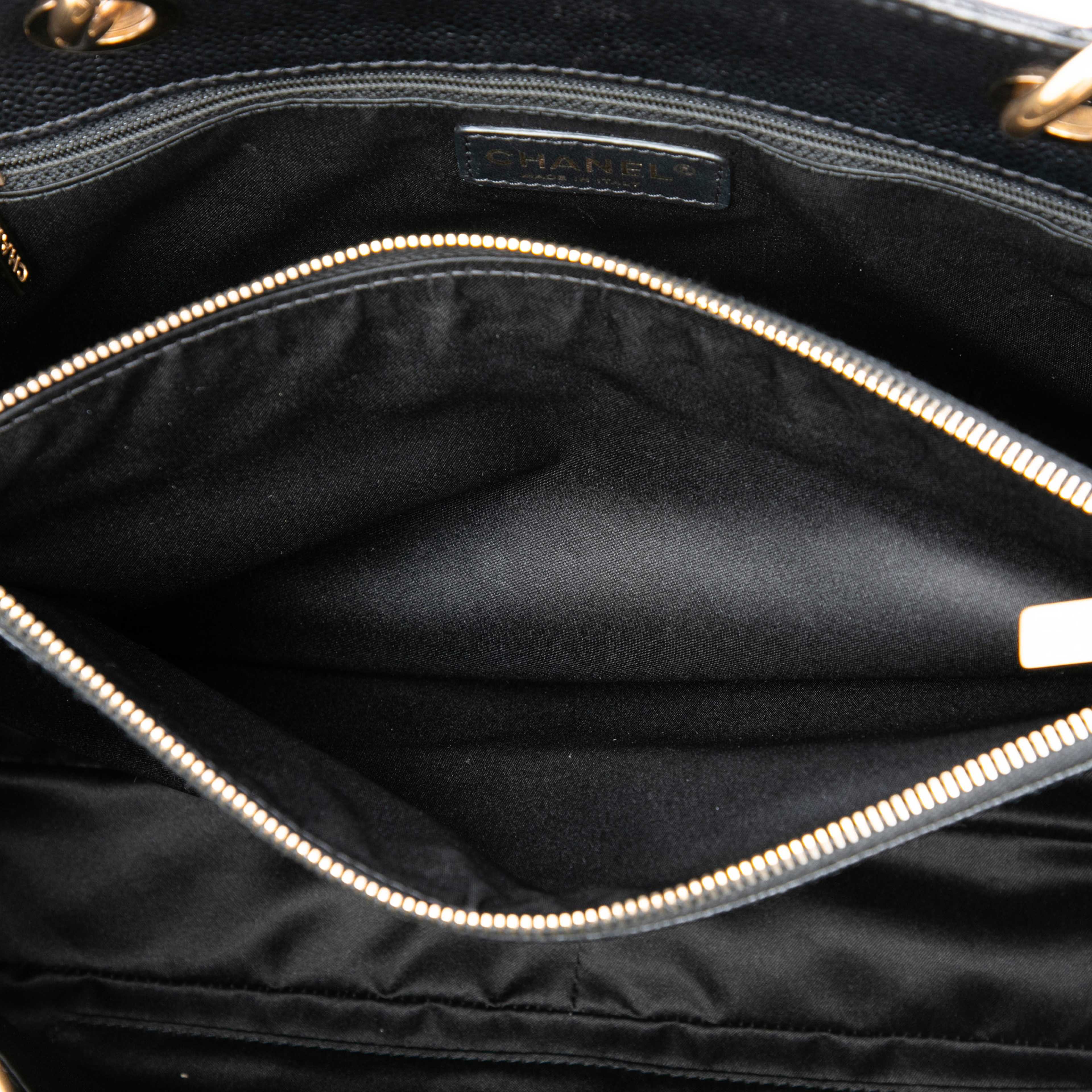 Chanel Caviar Grand Shopping Tote, från Luxclusif, i färgen svart. Klicka för att öppna bilden i stort format