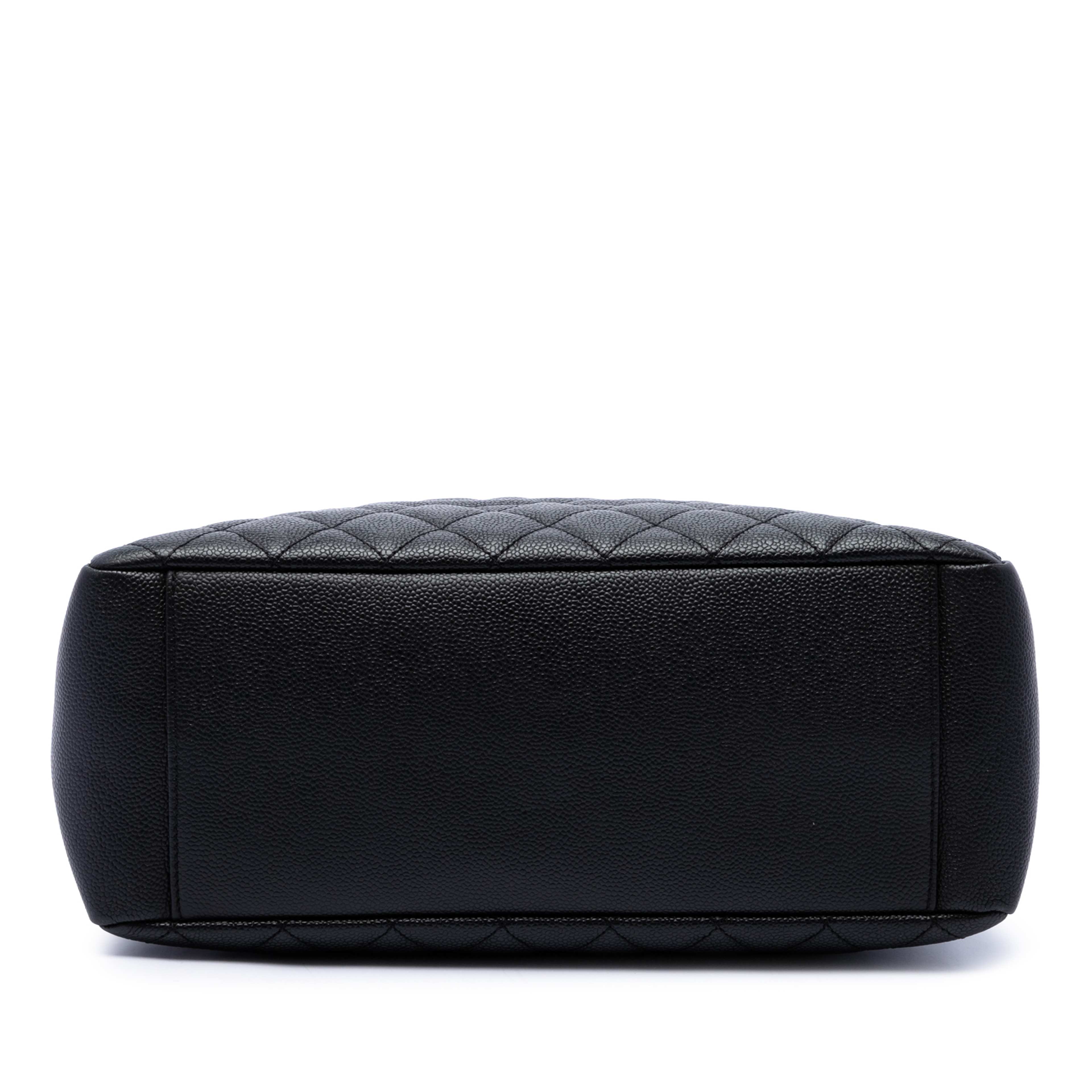 Chanel Caviar Grand Shopping Tote, från Luxclusif, i färgen svart. Klicka för att öppna bilden i stort format