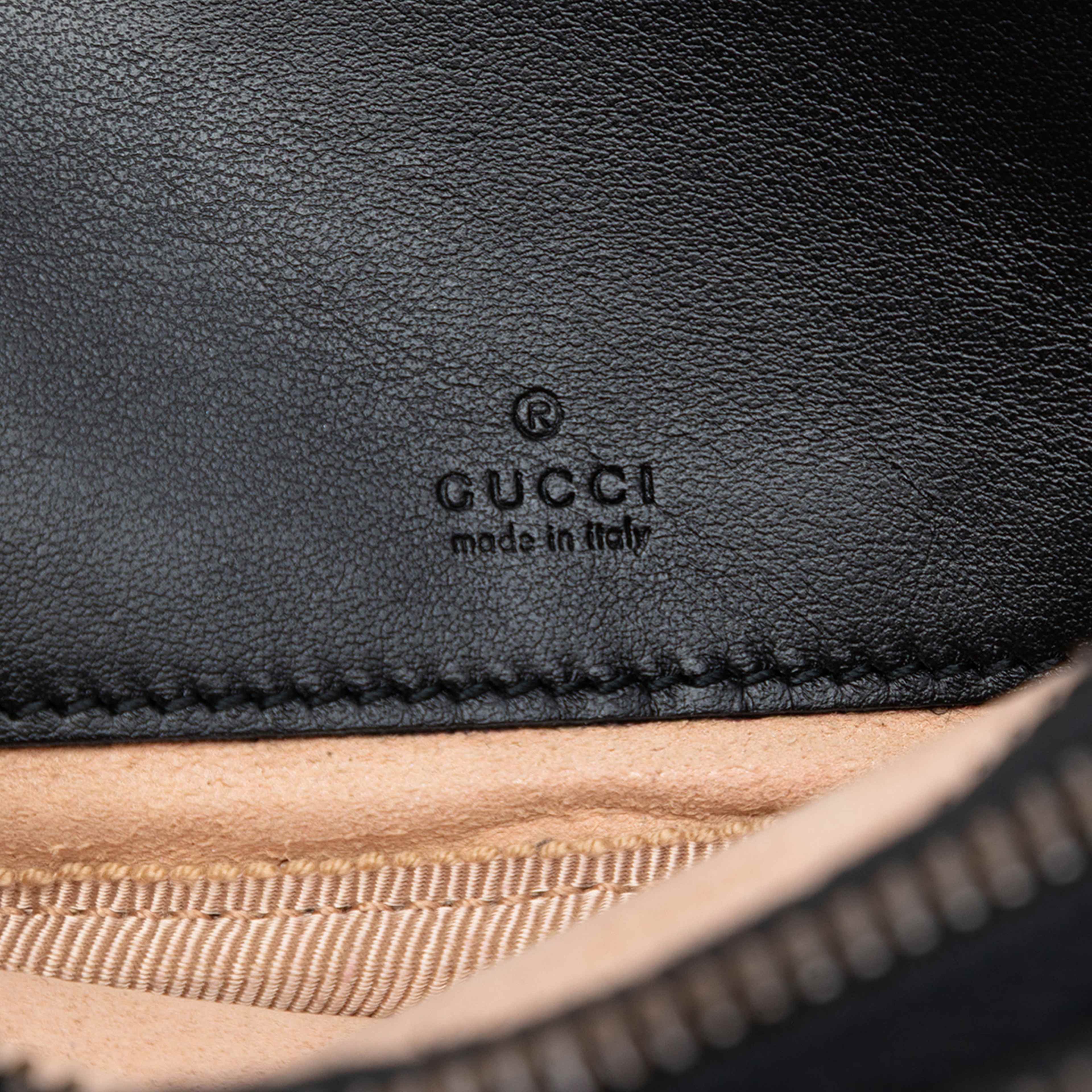 Gucci Mini Gg Marmont Matelasse Leather Triple Zip Crossbody, från Luxclusif, i färgen black. Klicka för att öppna bilden i stort format