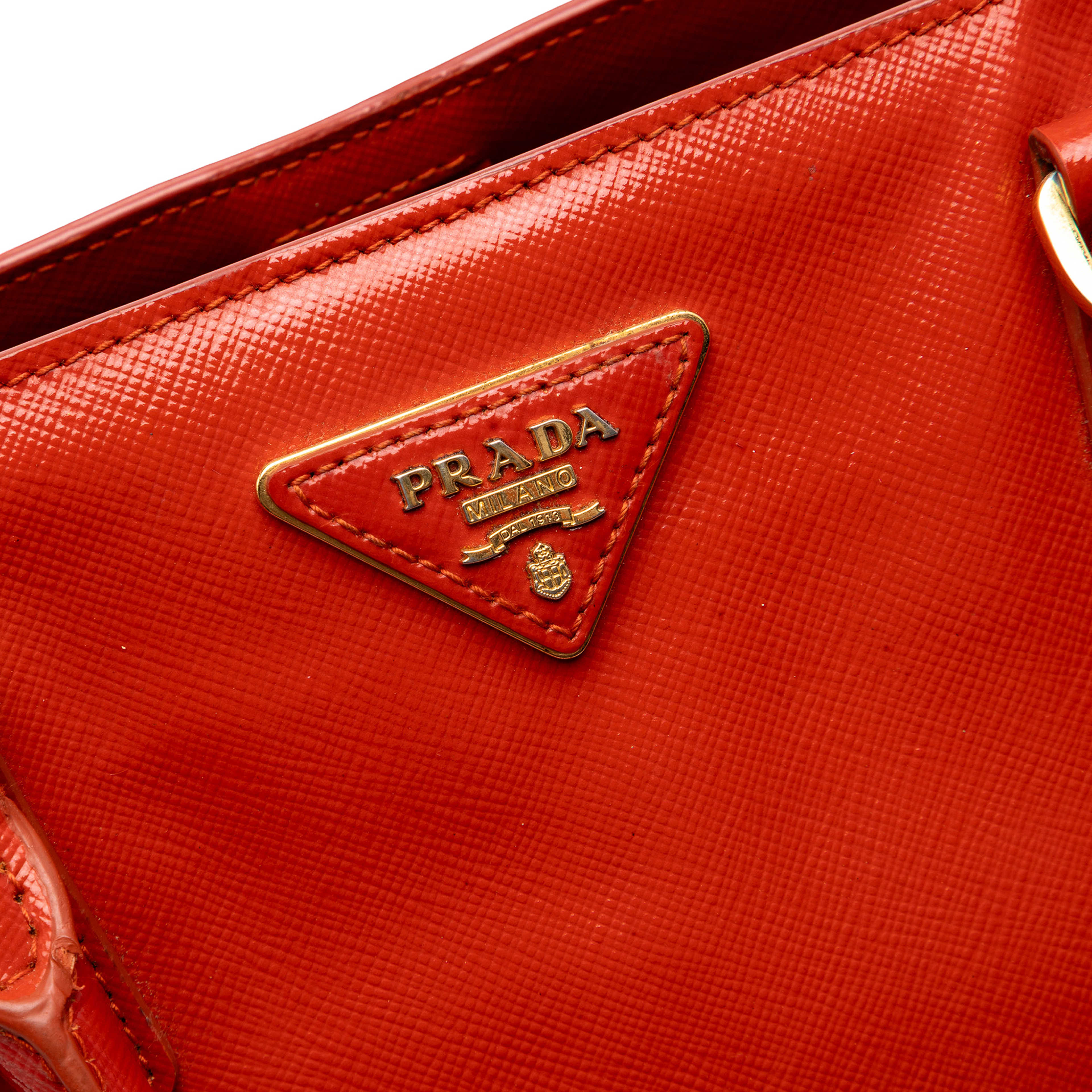 Prada Large Saffiano Vernice Galleria Satchel, från Luxclusif, i färgen dark orange. Klicka för att öppna bilden i stort format