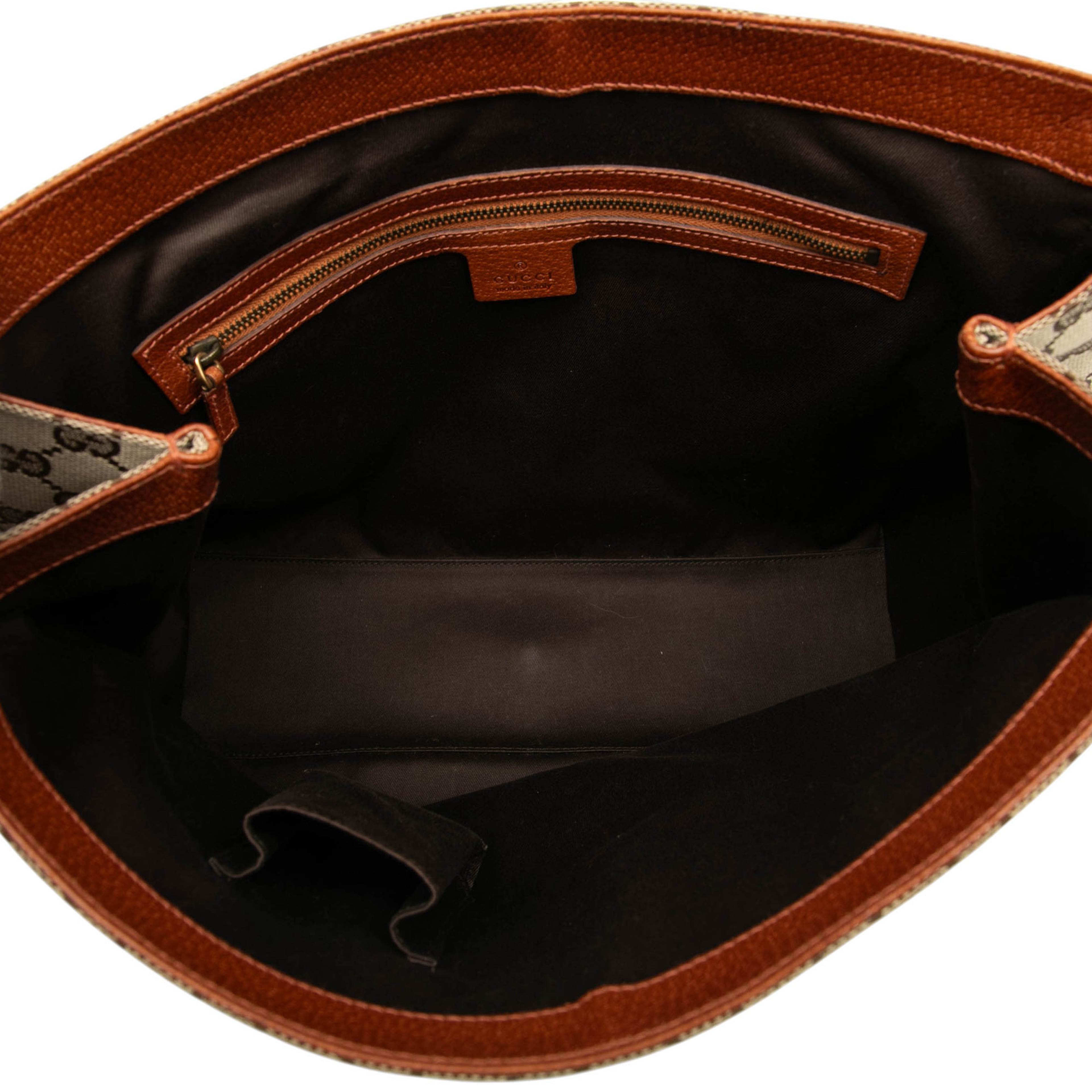 Gucci Gg Canvas Nailhead Handbag, från Luxclusif, i färgen beige. Klicka för att öppna bilden i stort format