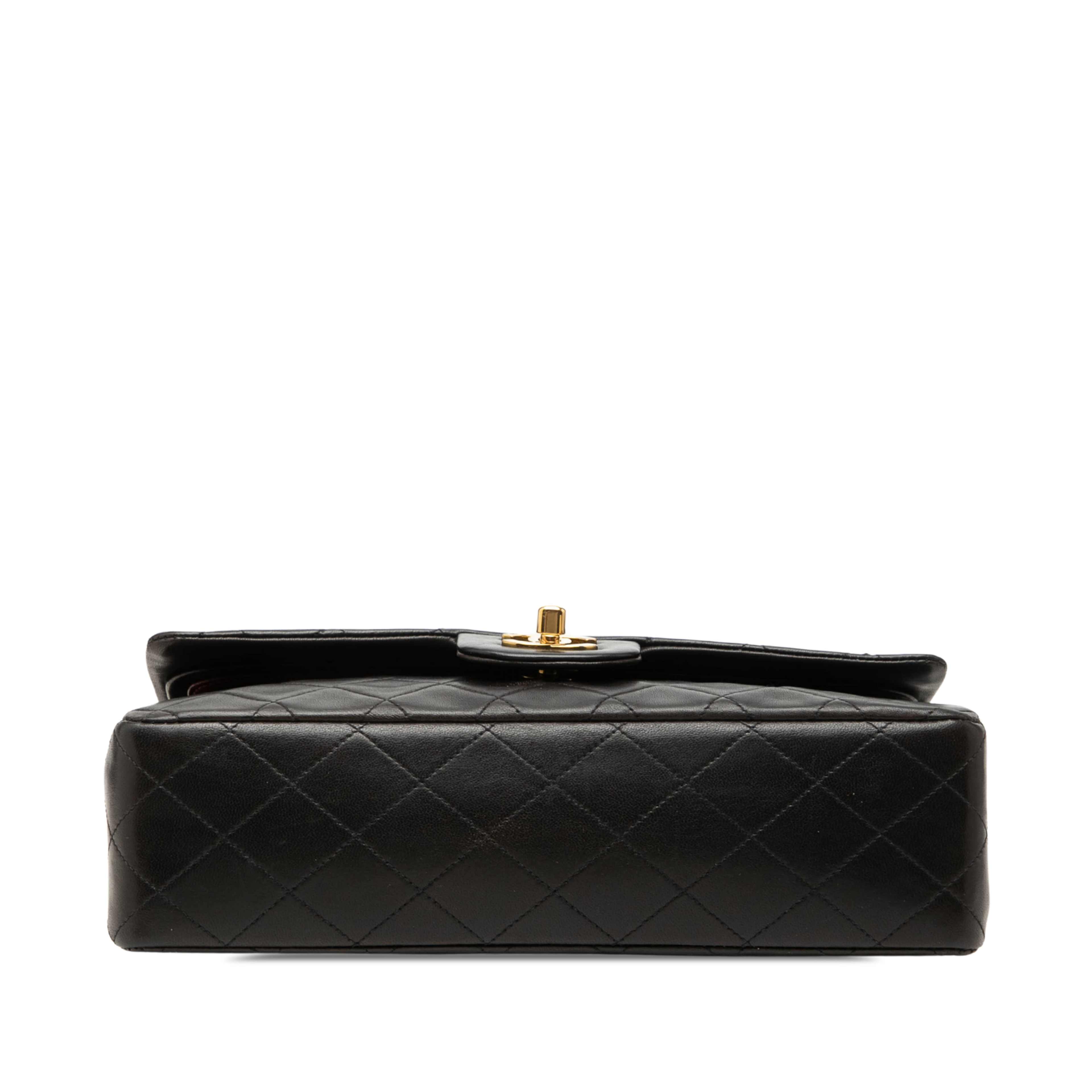 Chanel Medium Classic Lambskin Double Flap, från Luxclusif, i färgen svart. Klicka för att öppna bilden i stort format