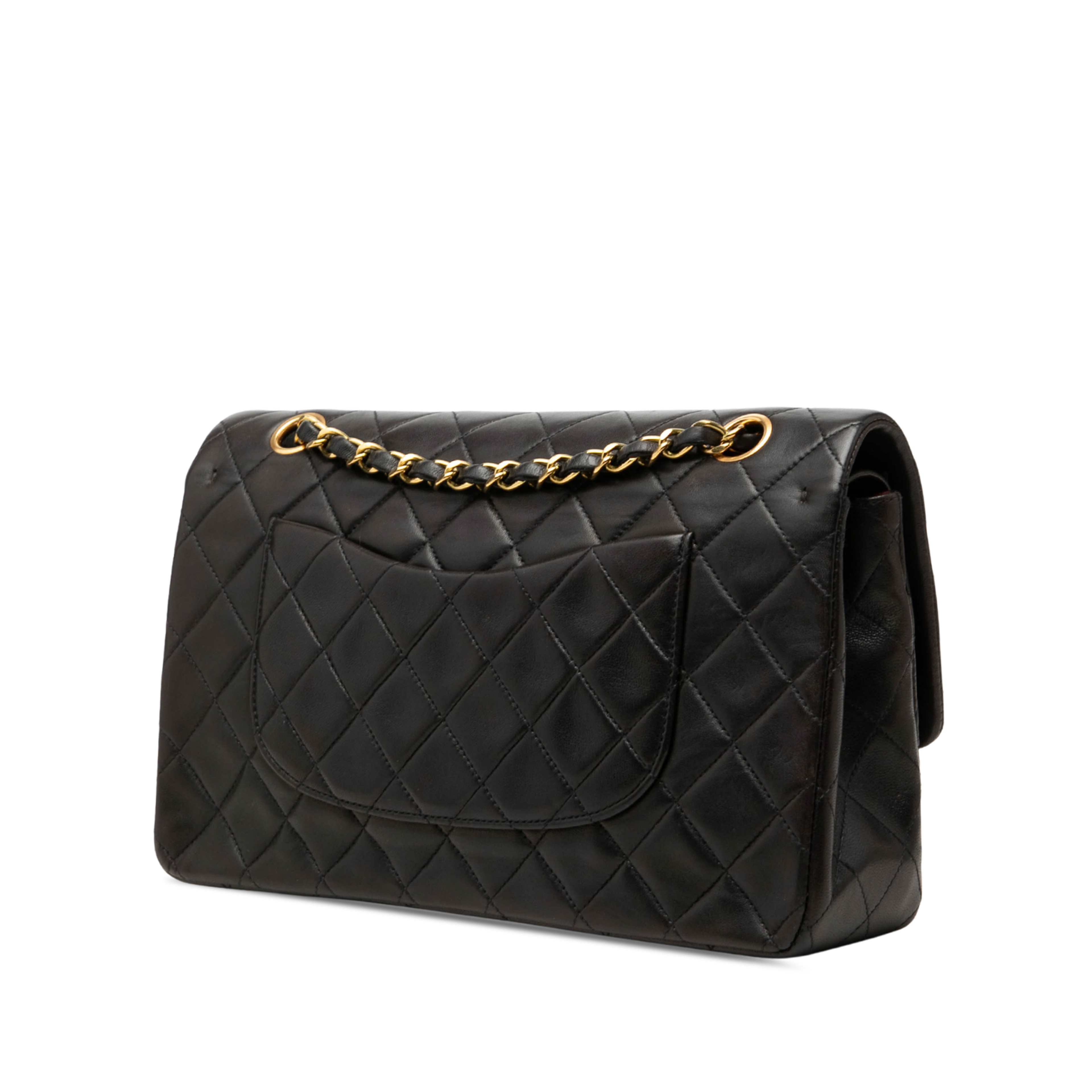 Chanel Medium Classic Lambskin Double Flap, från Luxclusif, i färgen svart. Klicka för att öppna bilden i stort format