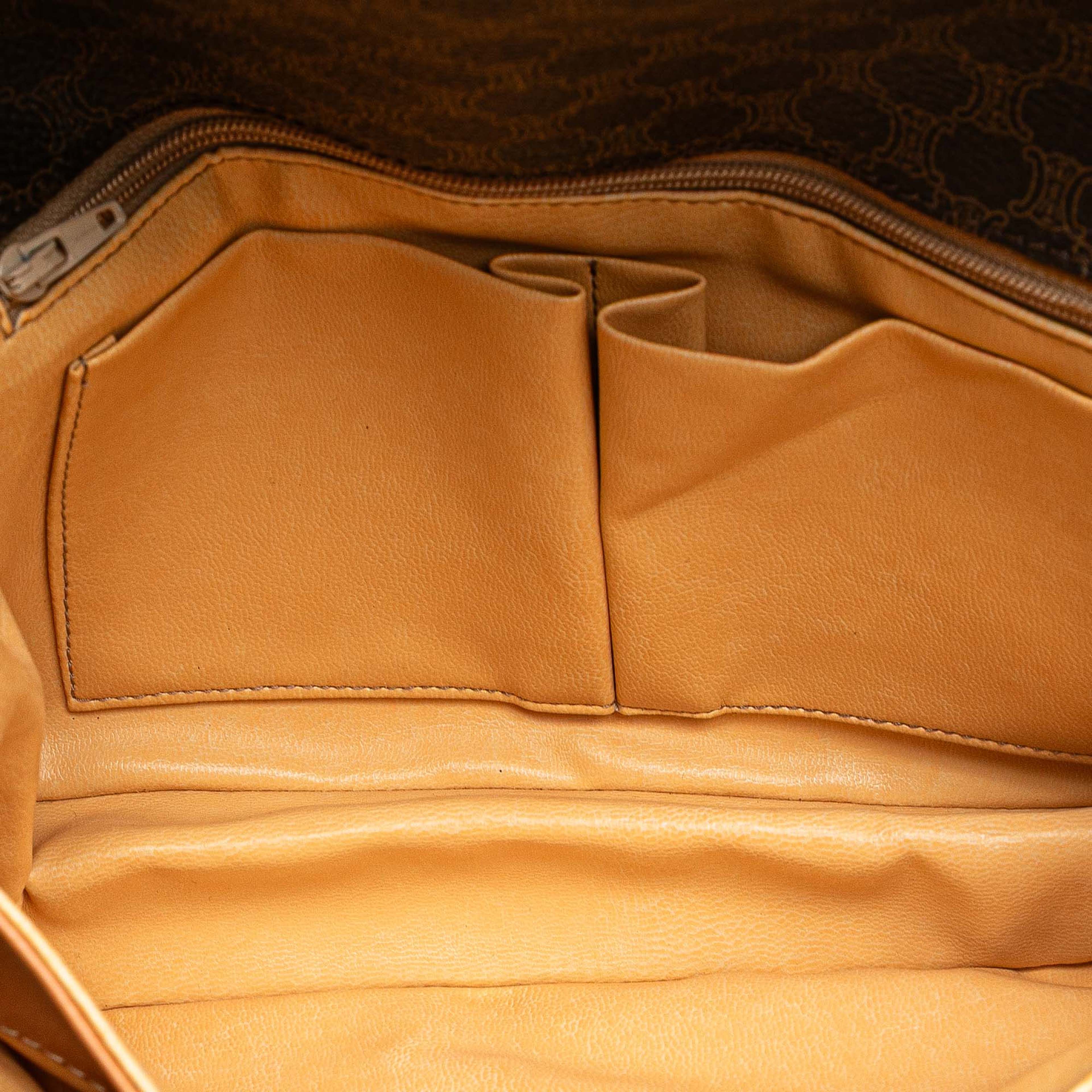 Celine Macadam Coated Canvas Clutch, från Luxclusif, i färgen brown. Klicka för att öppna bilden i stort format