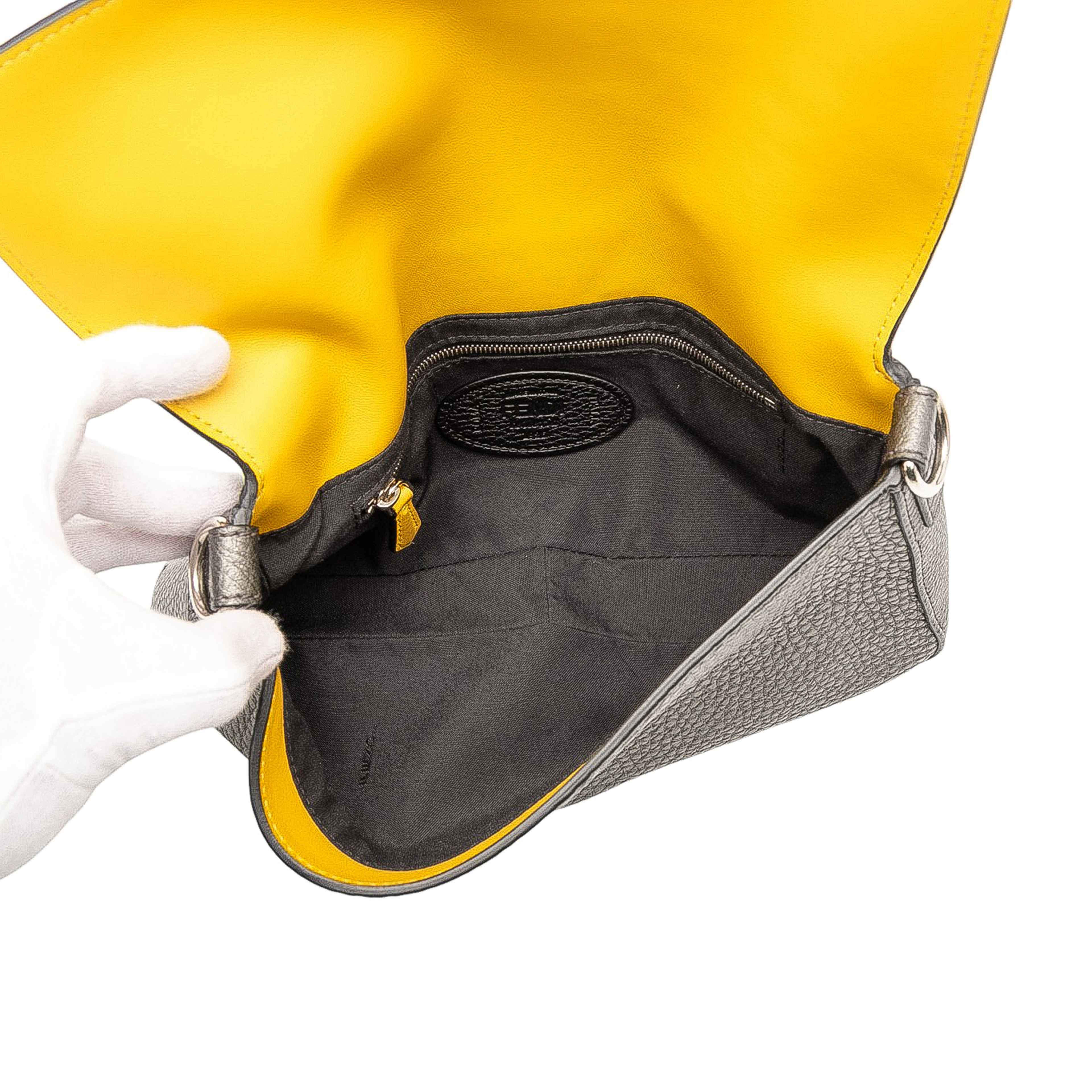 Fendi Leather Selleria Convertible Baguette Satchel, från Luxclusif, i färgen gray. Klicka för att öppna bilden i stort format