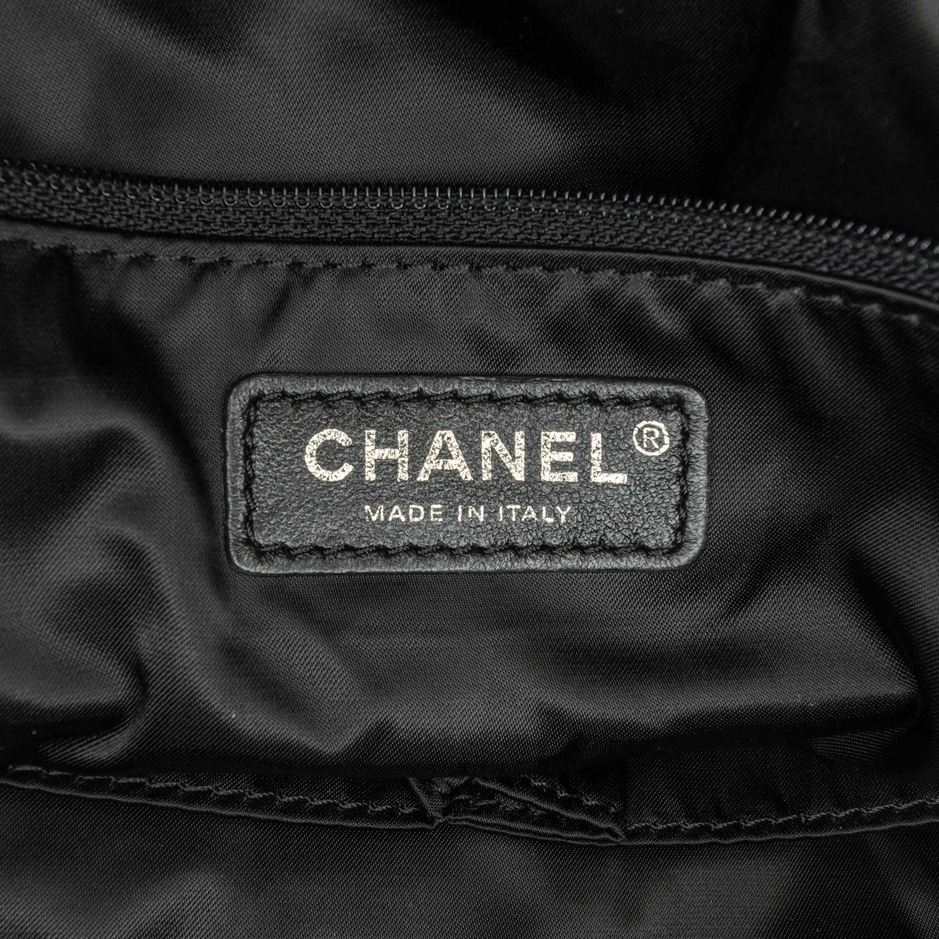 Chanel Large Quilted Knit Pluto Glitter Satchel, från Luxclusif, i färgen black. Klicka för att öppna bilden i stort format