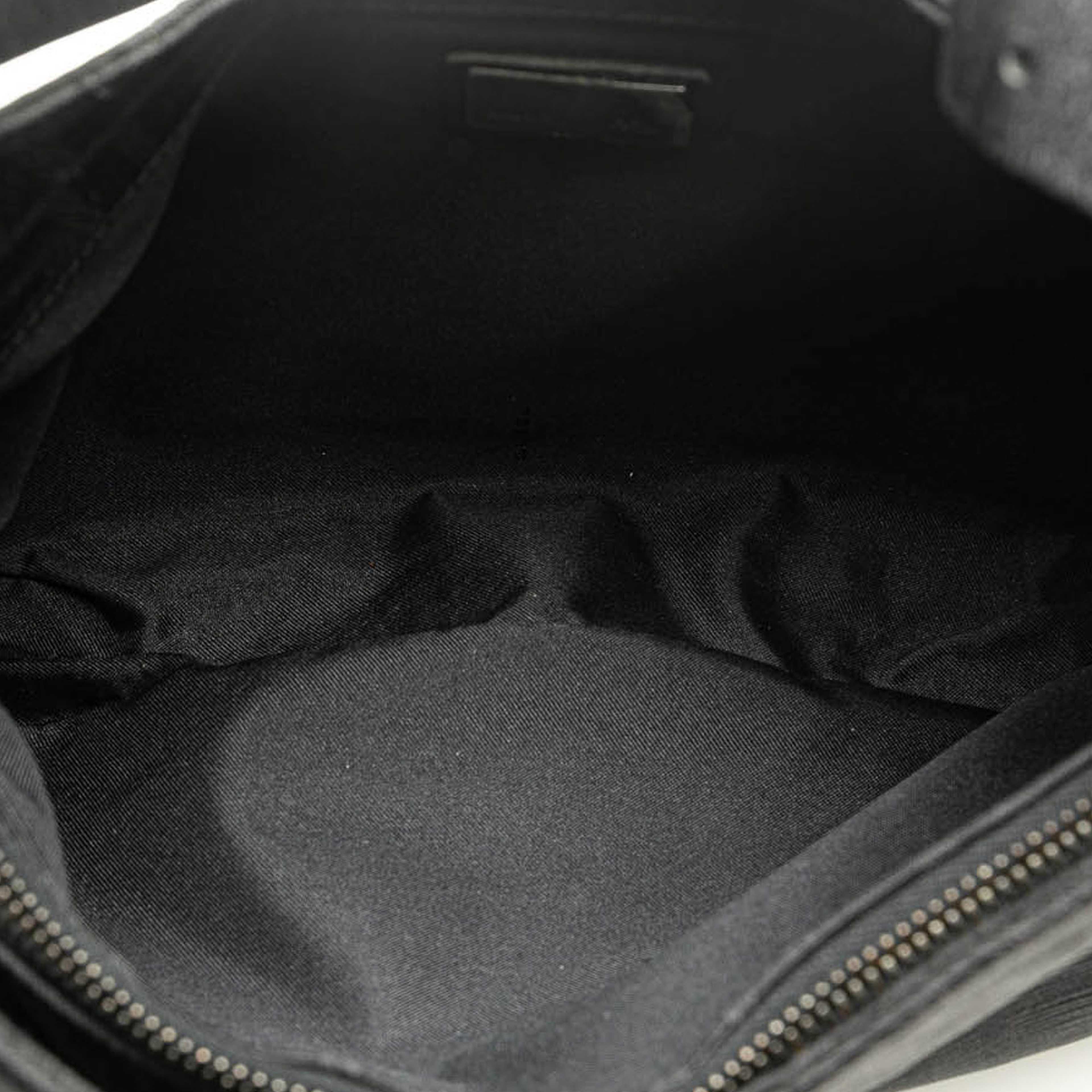 Fendi Zucca Canvas Shoulder Bag, från Luxclusif, i färgen black. Klicka för att öppna bilden i stort format