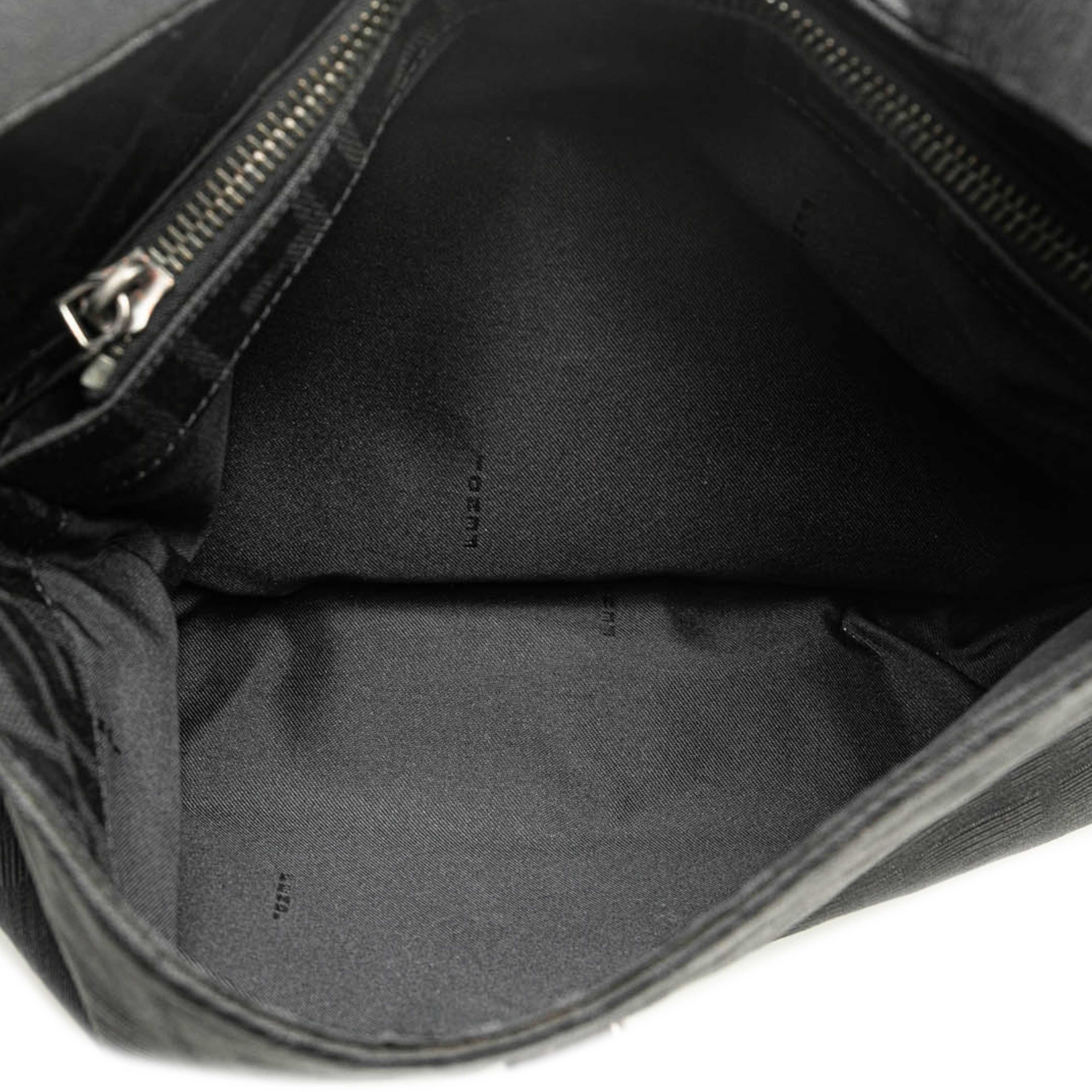 Fendi Zucca Canvas Shoulder Bag, från Luxclusif, i färgen black. Klicka för att öppna bilden i stort format