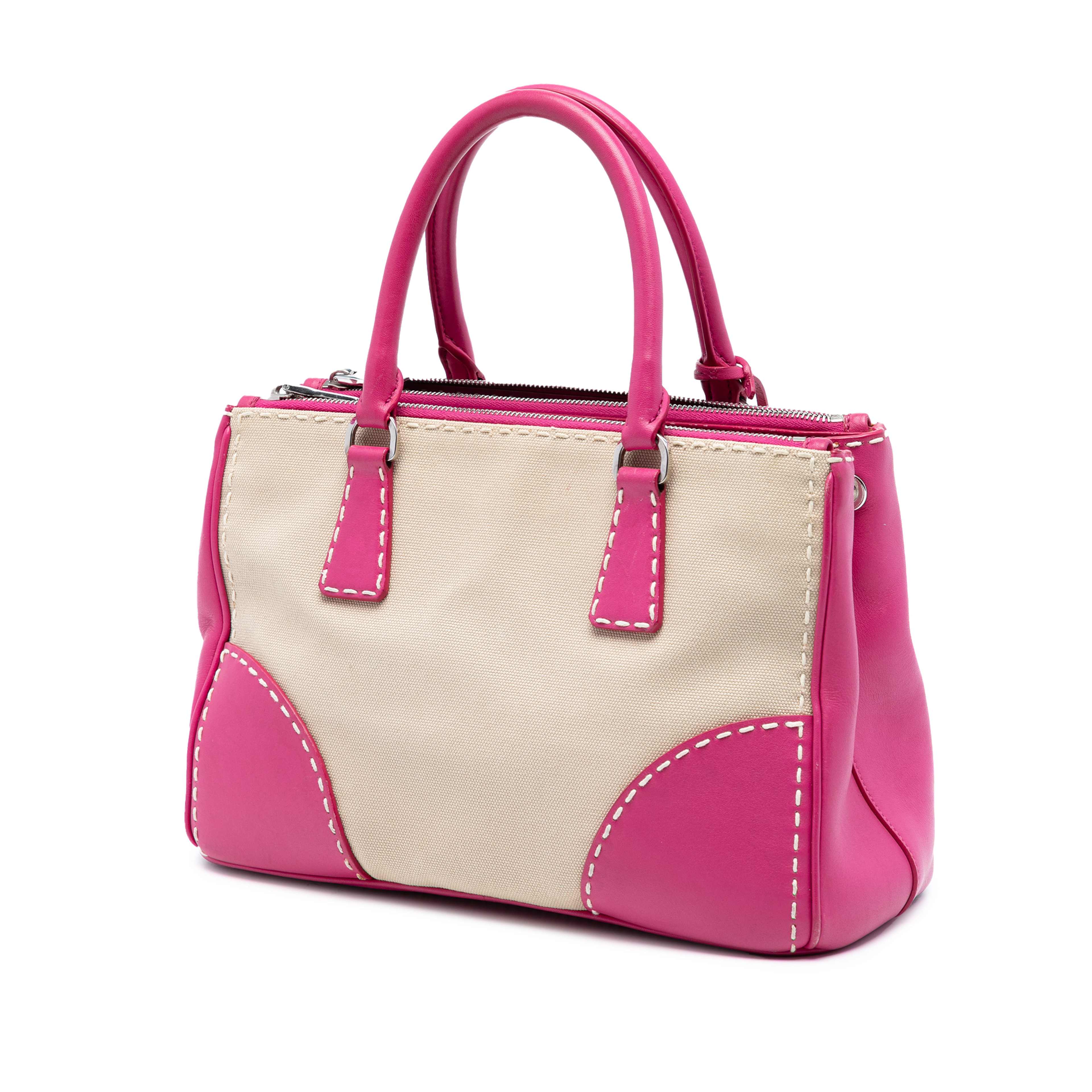 Prada Small Canvas And City Calf Hand Stitched Galleria Double Zip Satchel, från Luxclusif, i färgen beige. Klicka för att öppna bilden i stort format