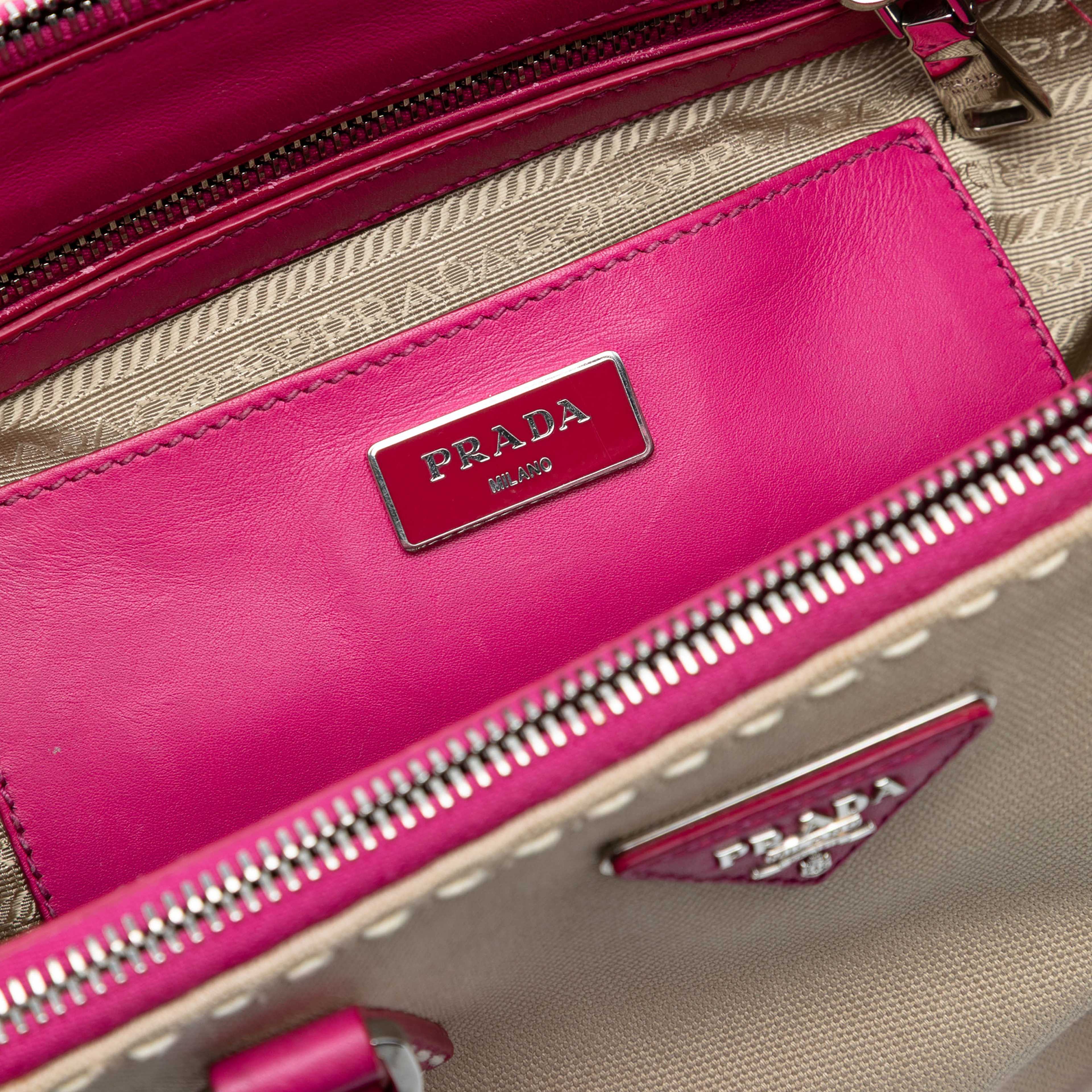 Prada Small Canvas And City Calf Hand Stitched Galleria Double Zip Satchel, från Luxclusif, i färgen beige. Klicka för att öppna bilden i stort format