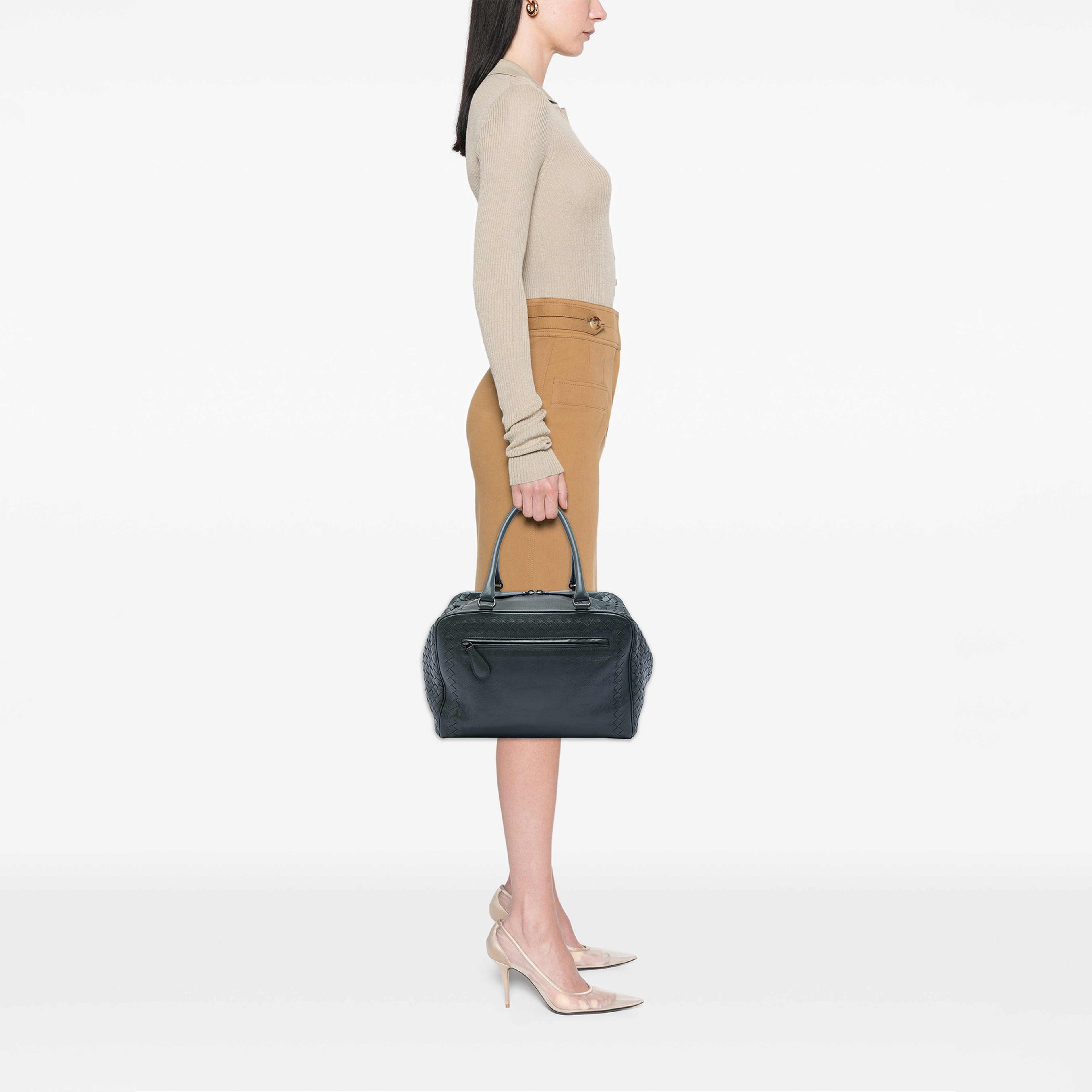 Bottega Veneta Intrecciato Trimmed Goatskin Madras Brera Handbag, från Luxclusif, i färgen grå. Klicka för att öppna bilden i stort format