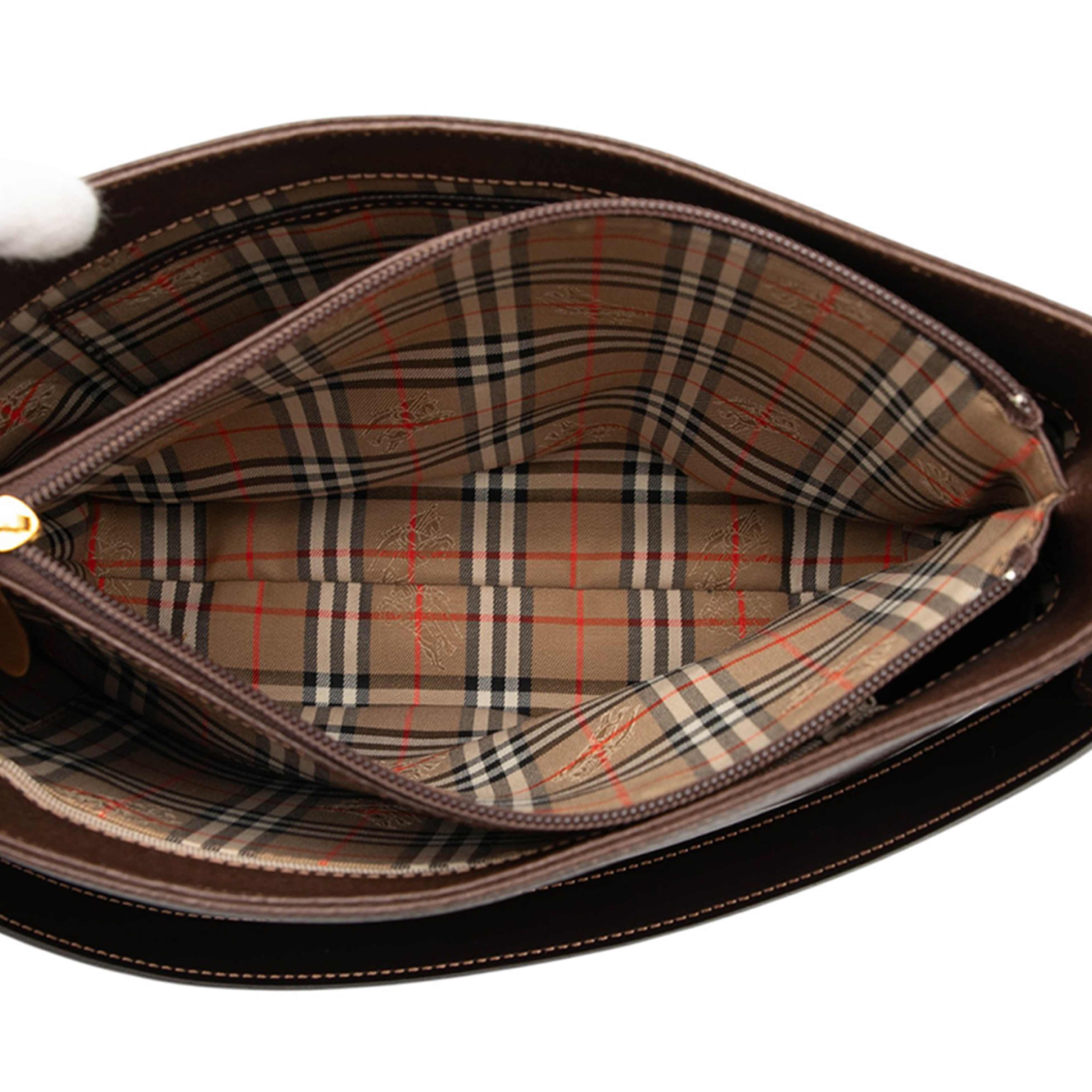 Burberry Leather Shoulder Bag, från Luxclusif, i färgen brown. Klicka för att öppna bilden i stort format