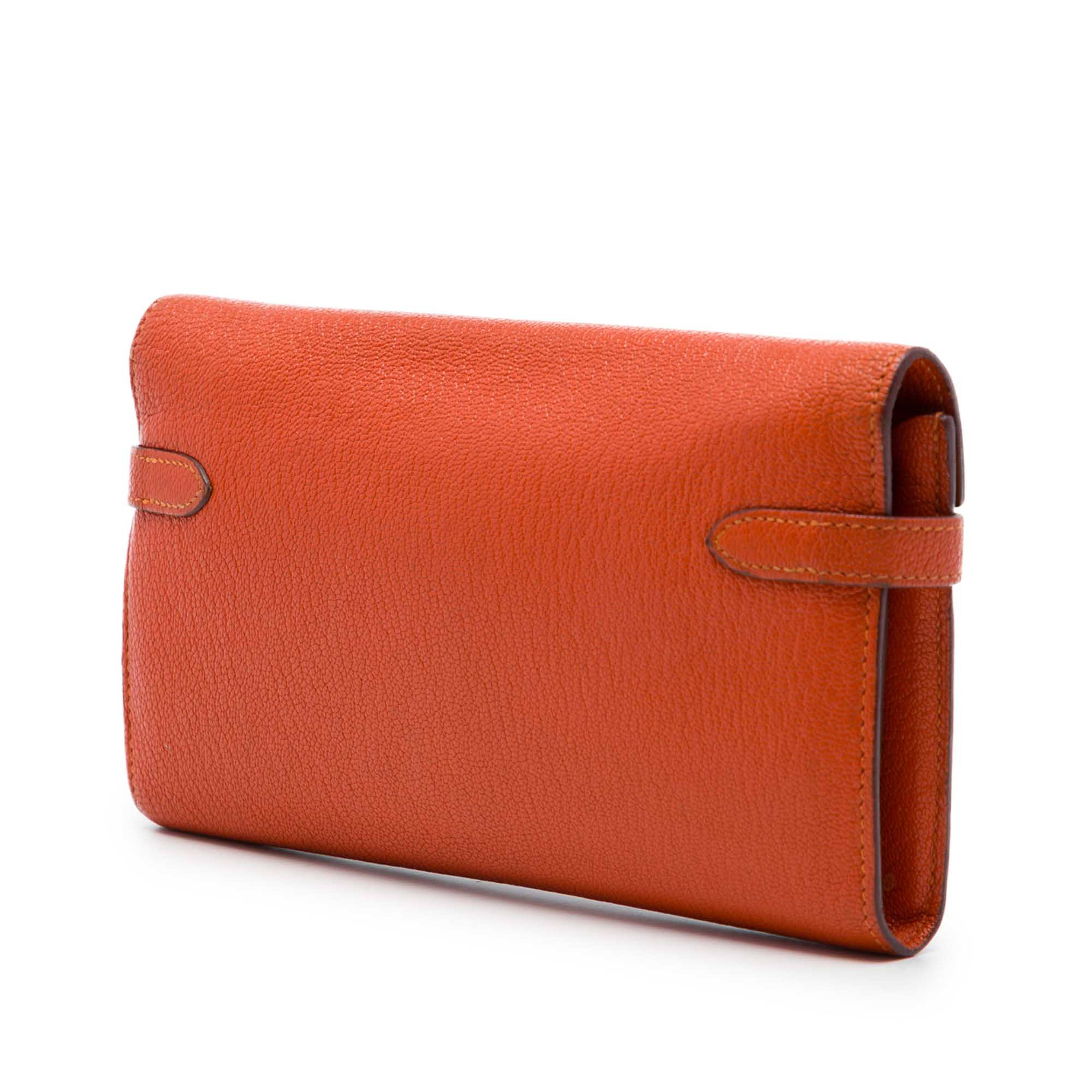 Hermès Chevre Mysore Kelly Longue Wallet, från Luxclusif, i färgen orange. Klicka för att öppna bilden i stort format