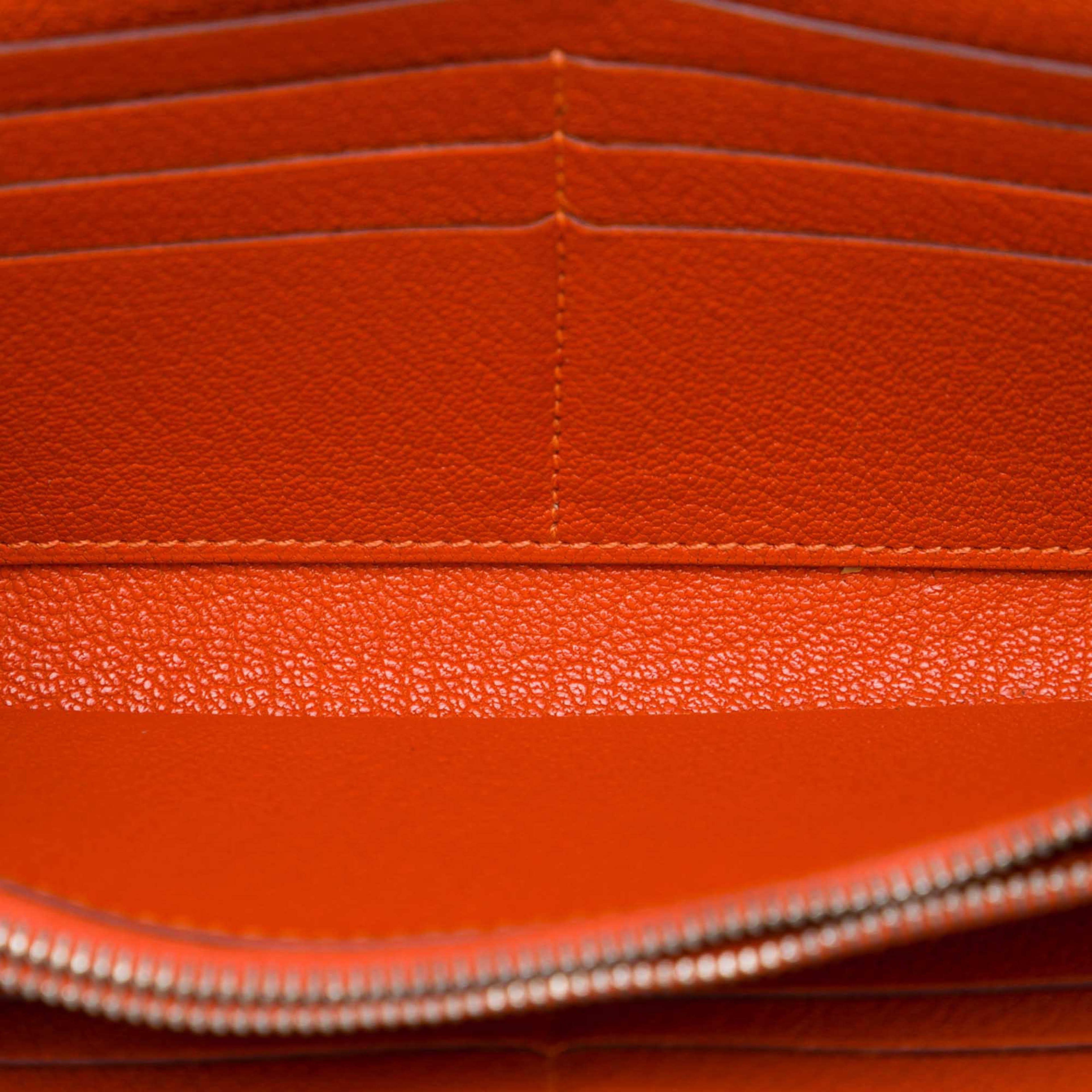 Hermès Chevre Mysore Kelly Longue Wallet, från Luxclusif, i färgen orange. Klicka för att öppna bilden i stort format