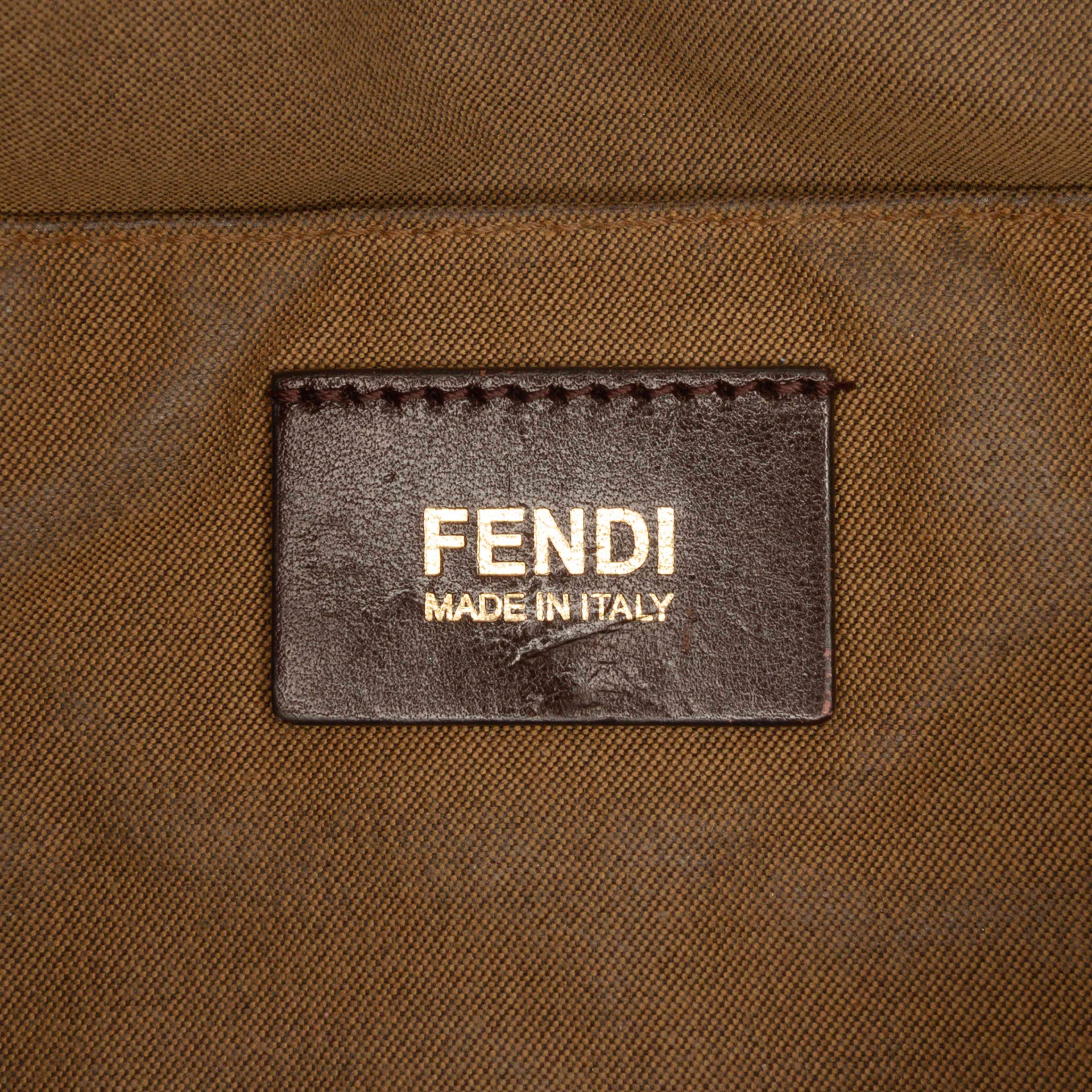 Fendi Zucca Canvas Chef Boston Bag, från Luxclusif, i färgen brown. Klicka för att öppna bilden i stort format