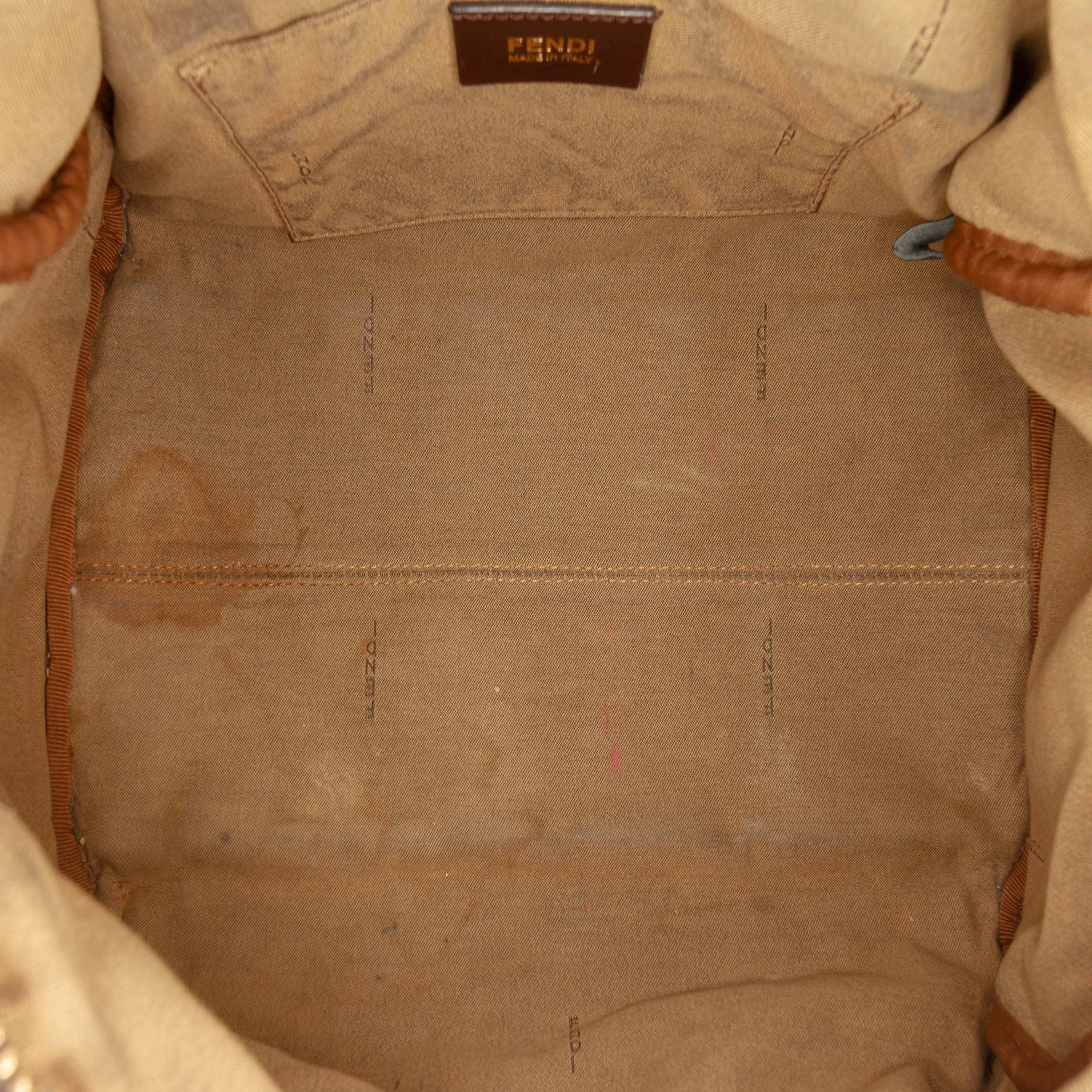 Fendi Zucca Canvas Chef Boston Bag, från Luxclusif, i färgen brown. Klicka för att öppna bilden i stort format