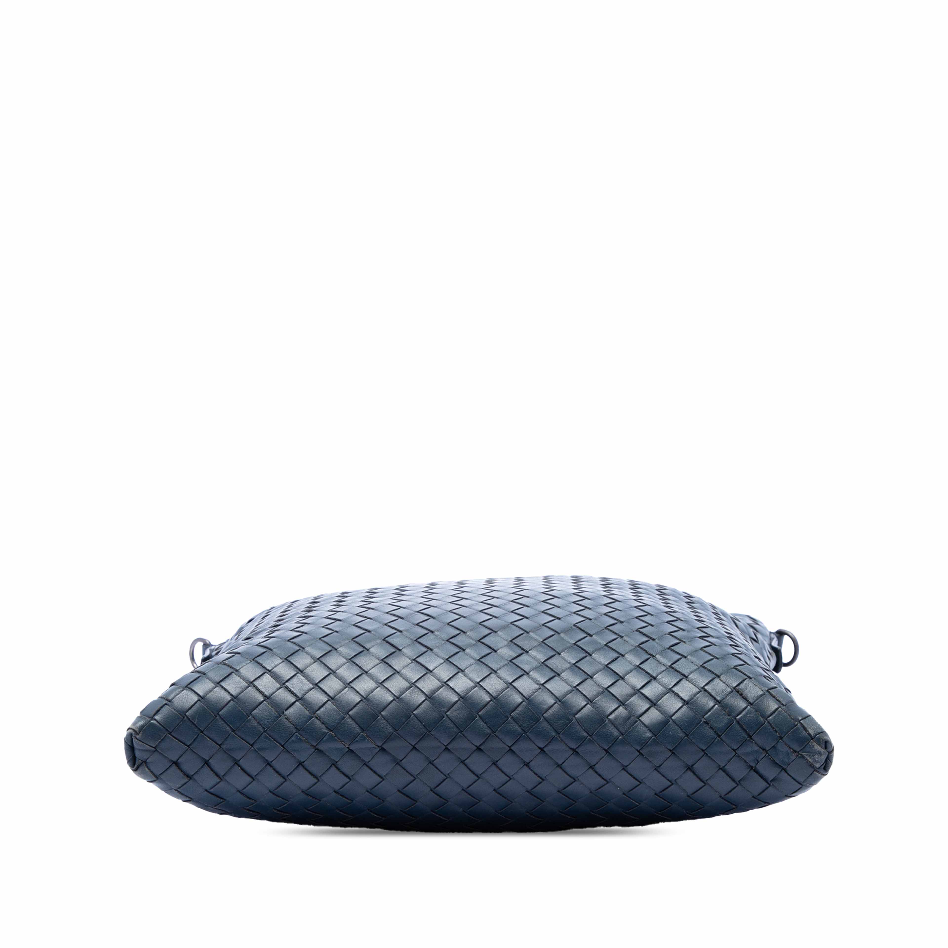 Bottega Veneta Nappa Intrecciato Vn Crossbody, från Luxclusif, i färgen navy. Klicka för att öppna bilden i stort format