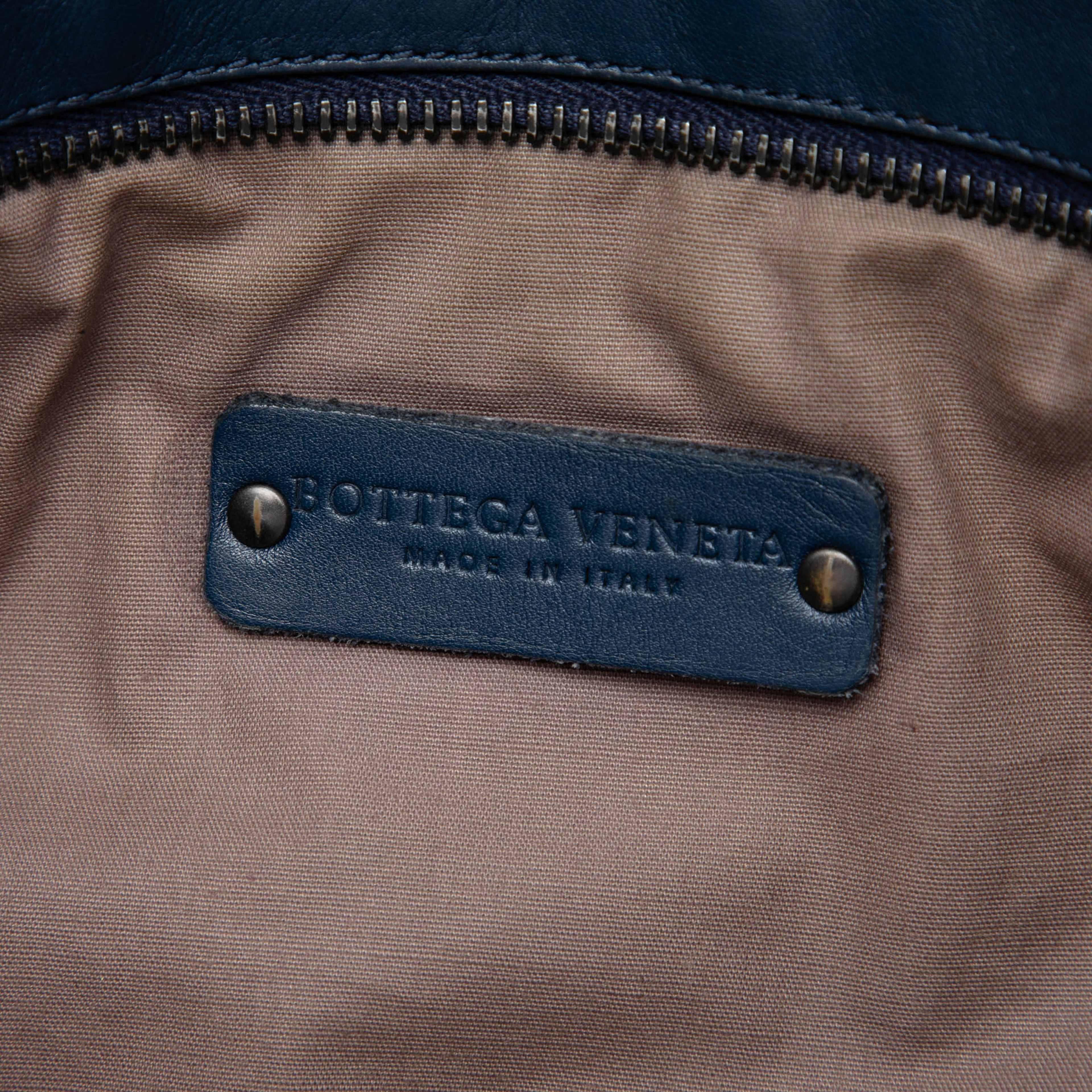 Bottega Veneta Nappa Intrecciato Vn Crossbody, från Luxclusif, i färgen navy. Klicka för att öppna bilden i stort format