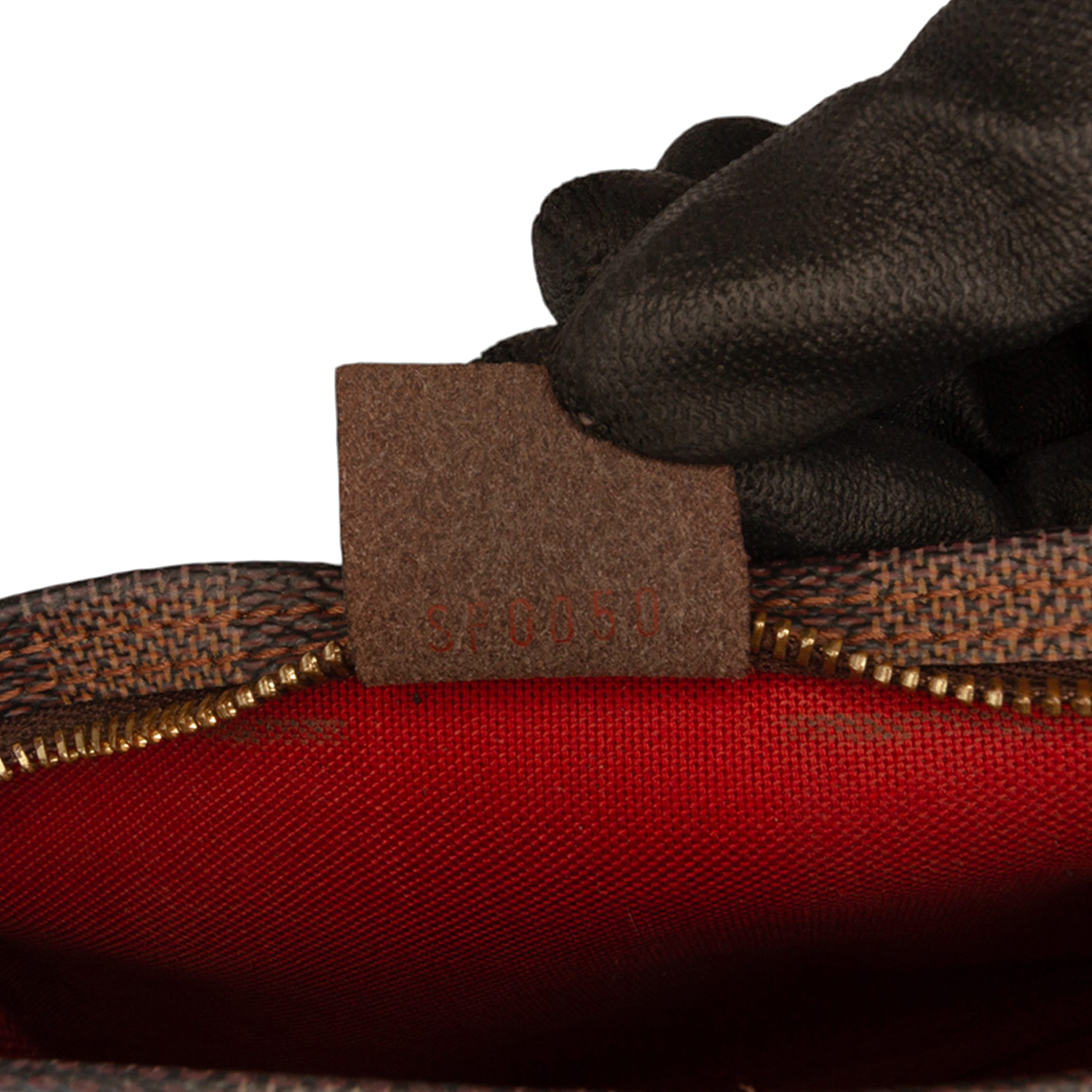 Louis Vuitton Damier Ebene Trousse Pochette, från Luxclusif, i färgen brown. Klicka för att öppna bilden i stort format