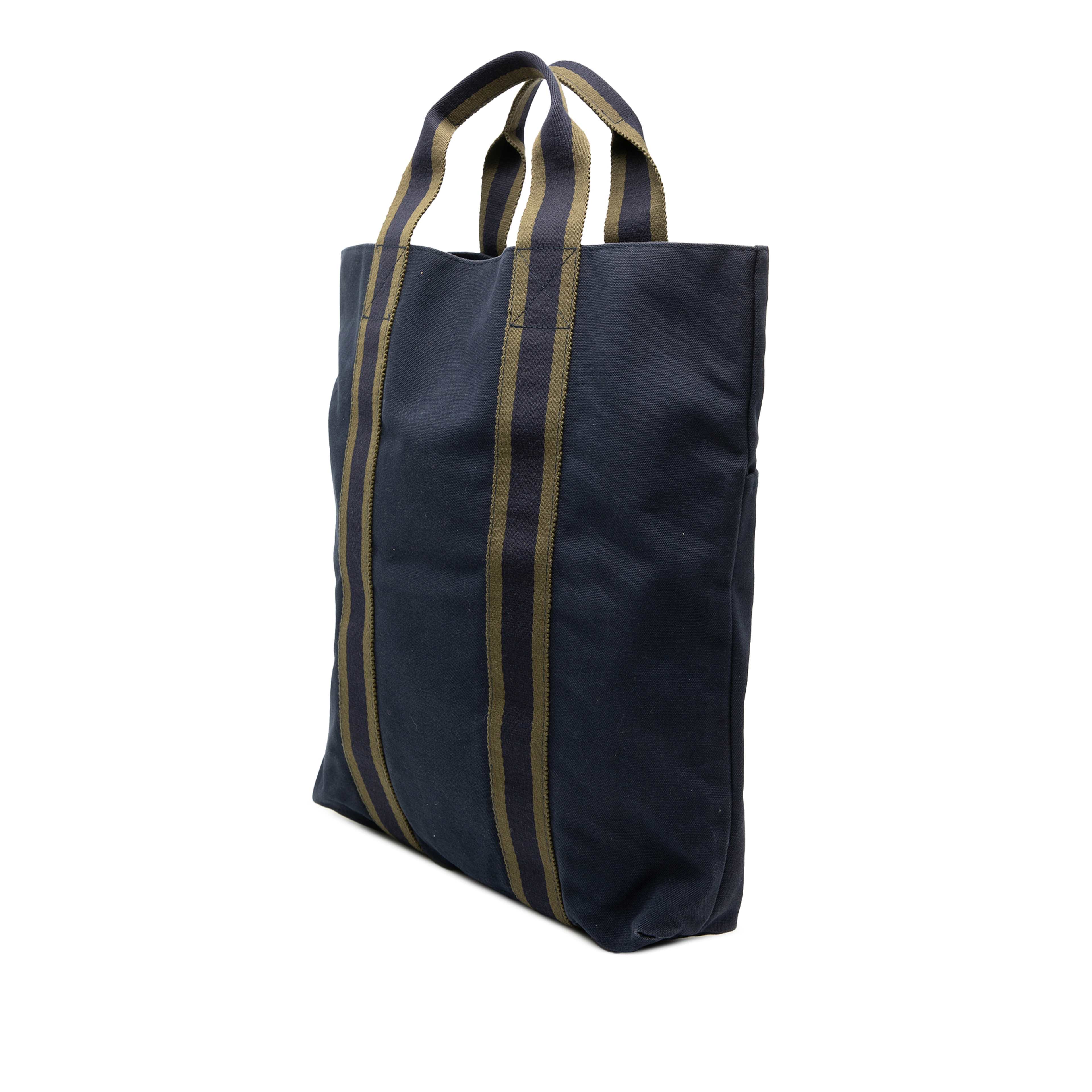 Hermès Toile Fourre Tout Cabas, från Luxclusif, i färgen midnight blue. Klicka för att öppna bilden i stort format