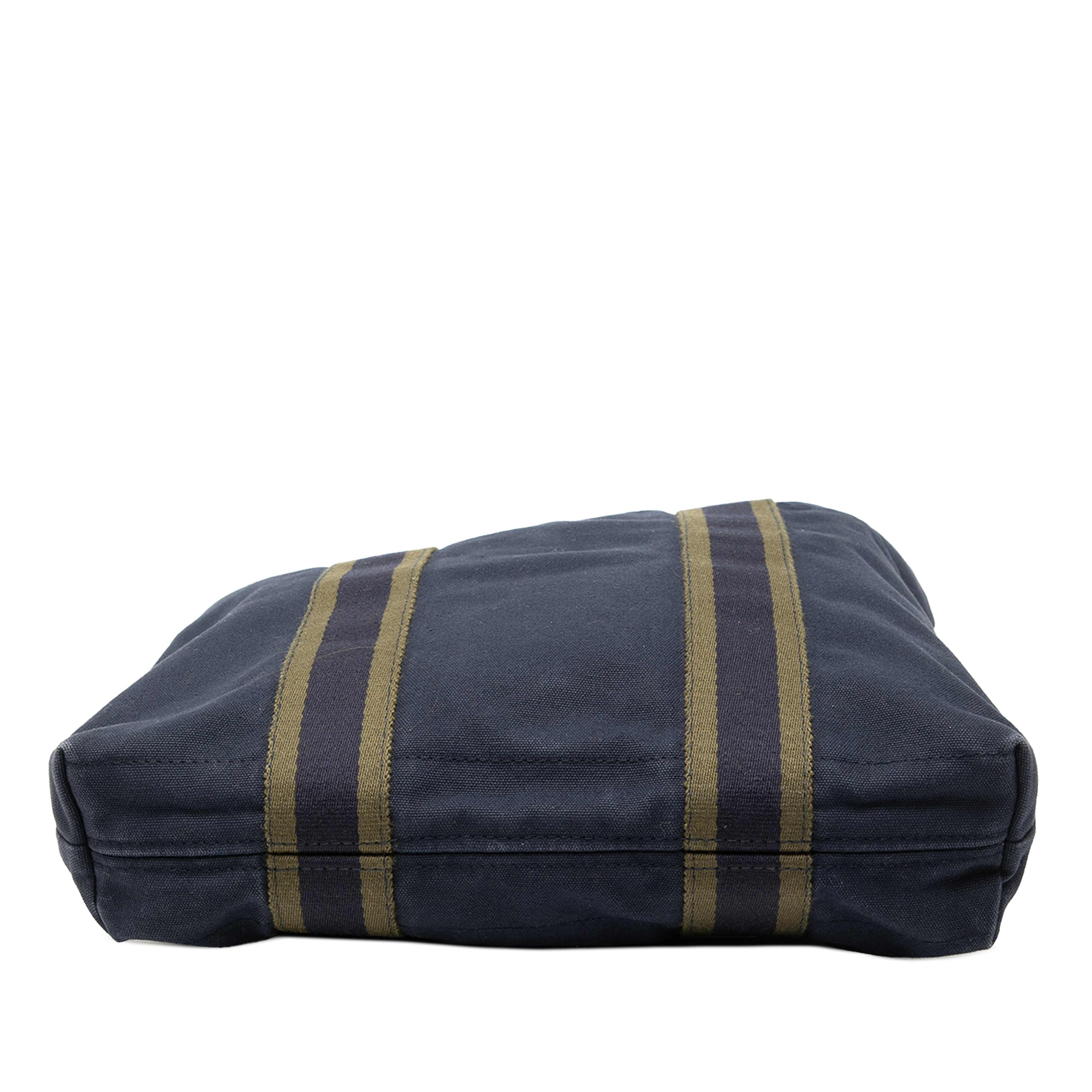 Hermès Toile Fourre Tout Cabas, från Luxclusif, i färgen midnight blue. Klicka för att öppna bilden i stort format