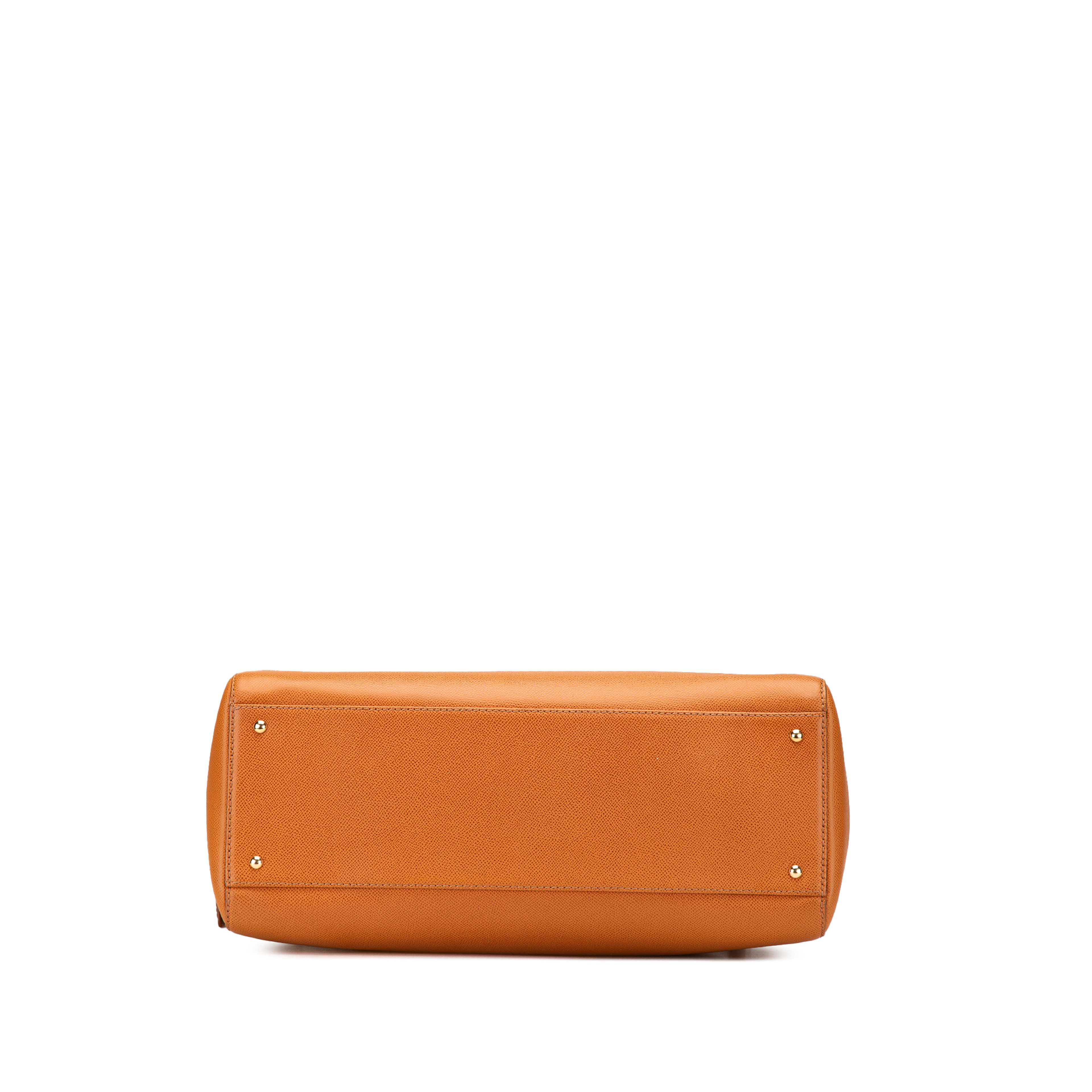 Chanel Grained Calfskin Tote, från Luxclusif, i färgen brown. Klicka för att öppna bilden i stort format