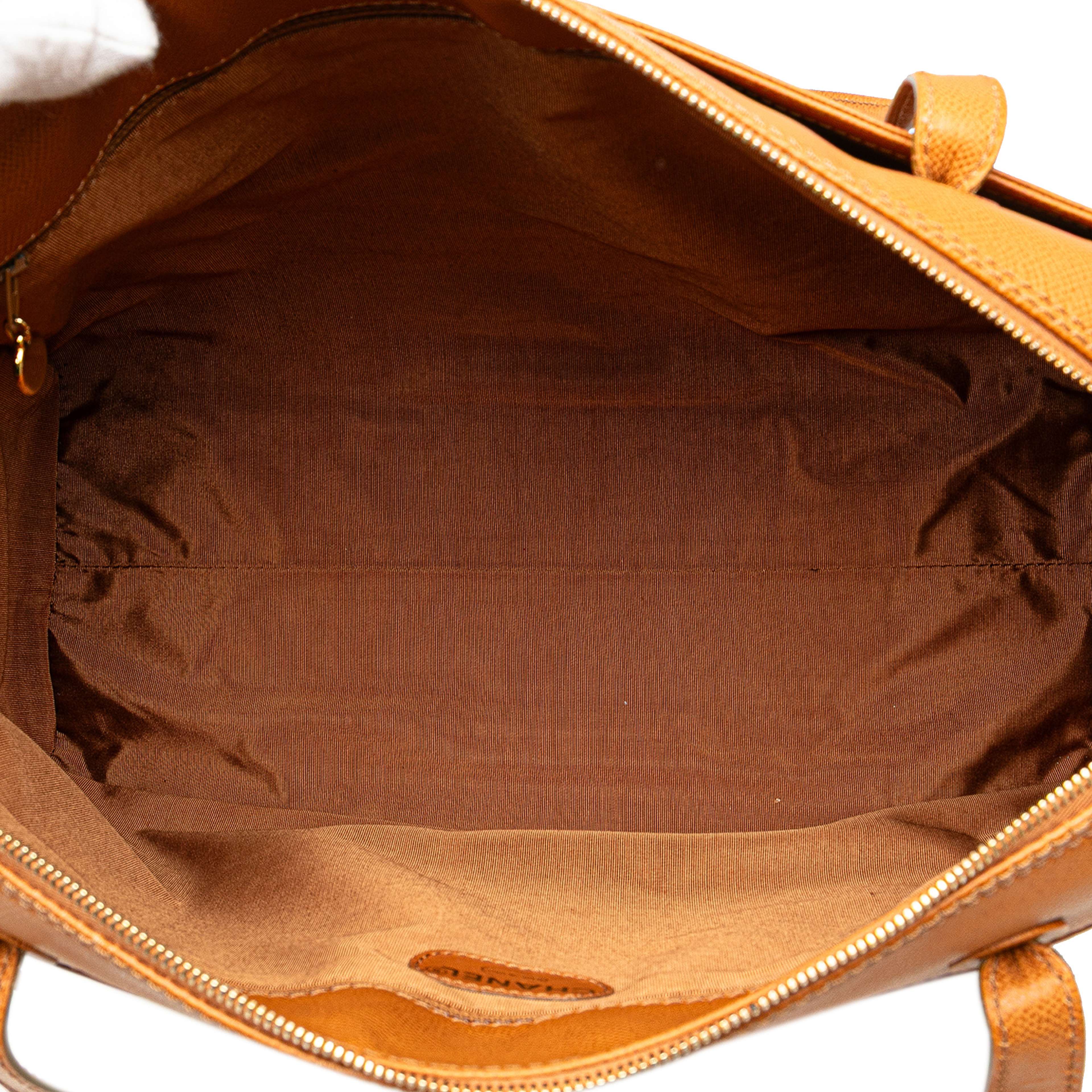 Chanel Grained Calfskin Tote, från Luxclusif, i färgen brown. Klicka för att öppna bilden i stort format