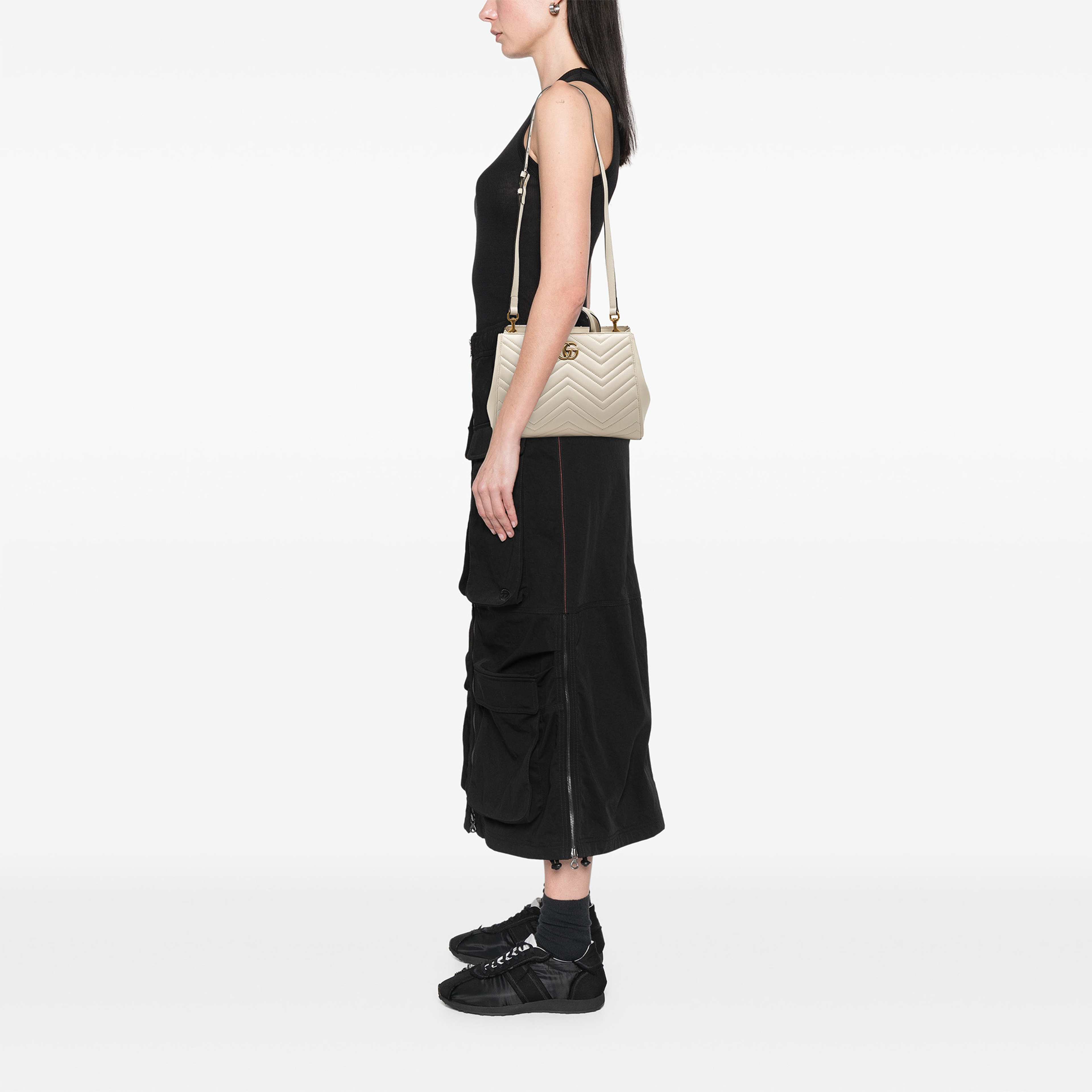 Gucci Small Gg Marmont Matelasse Calfskin Satchel, från Luxclusif, i färgen vit. Klicka för att öppna bilden i stort format