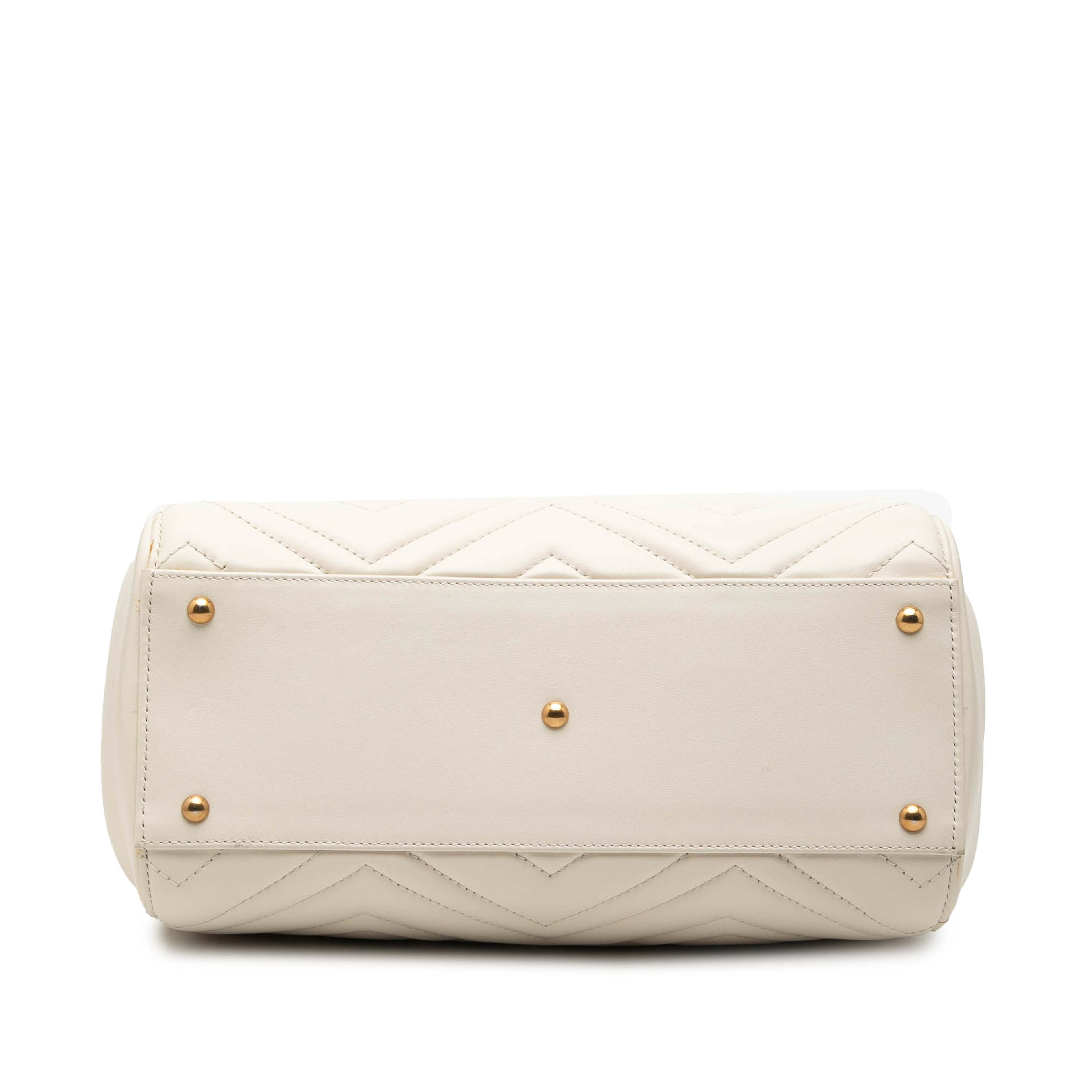 Gucci Small Gg Marmont Matelasse Calfskin Satchel, från Luxclusif, i färgen vit. Klicka för att öppna bilden i stort format