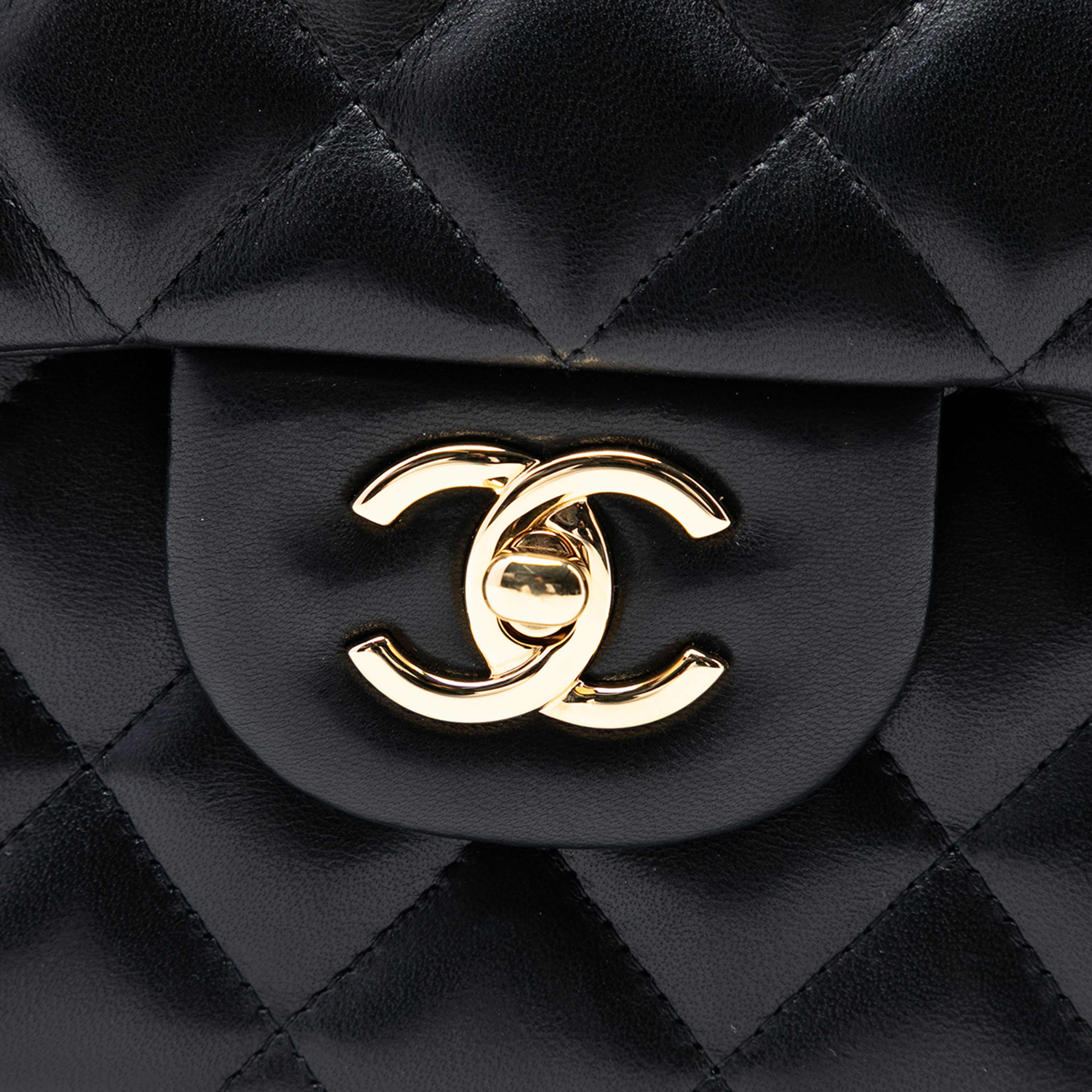 Chanel Jumbo Classic Lambskin Double Flap, från Luxclusif, i färgen black. Klicka för att öppna bilden i stort format