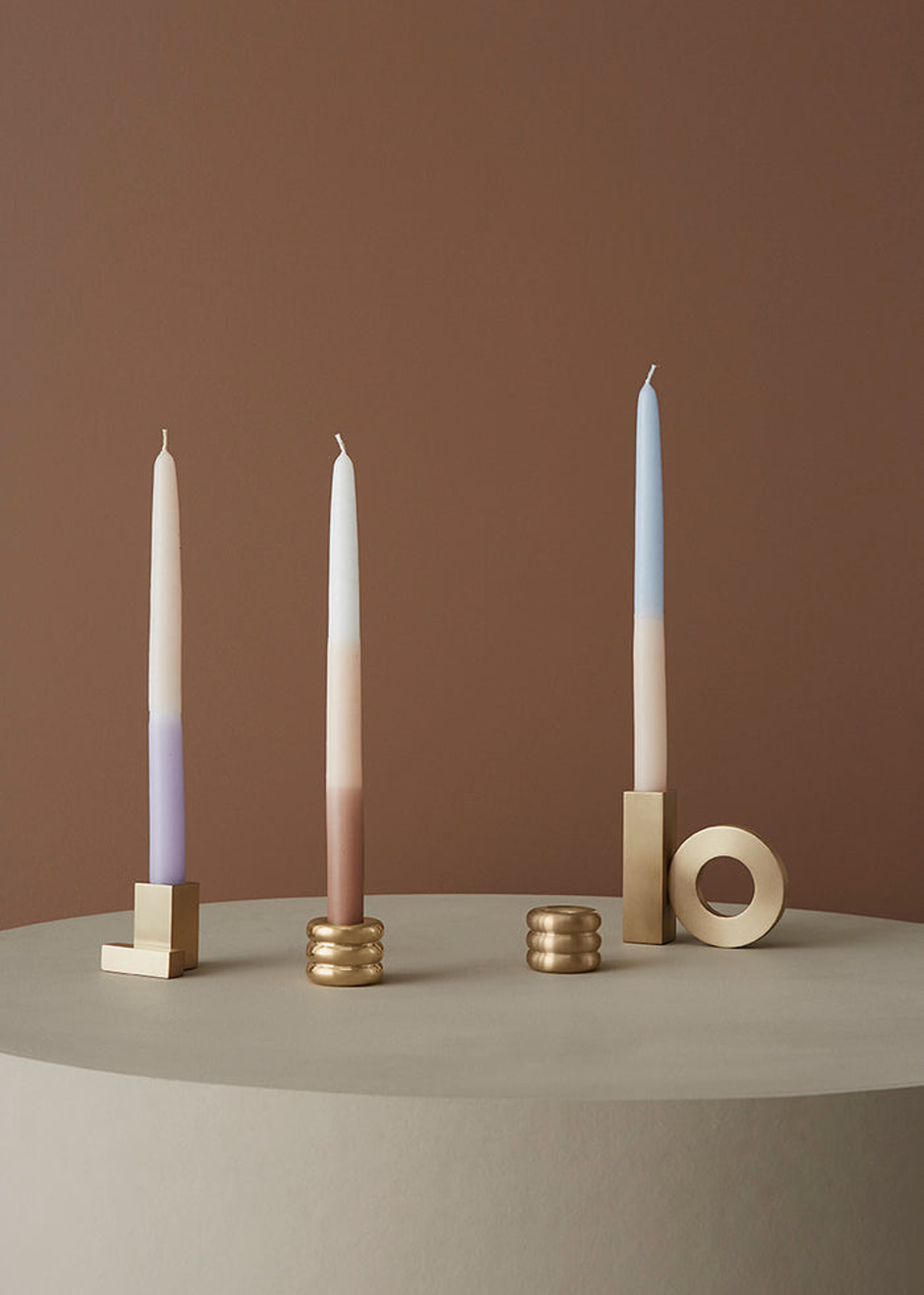 Baari Solid Brass Candleholder, från OYOY Living, i färgen brushed brass. Klicka för att öppna bilden i stort format