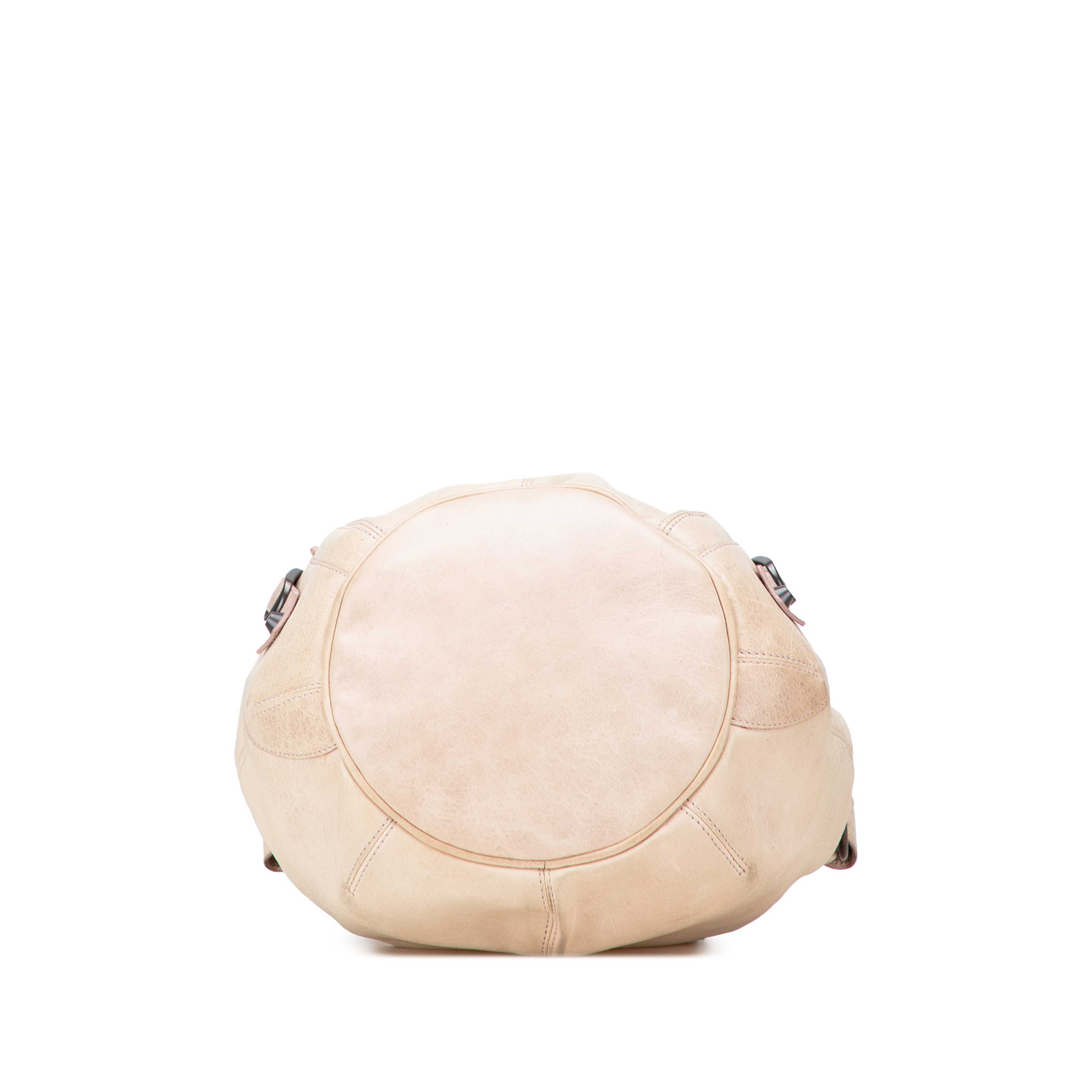 Balenciaga Mini Lambskin Motocross Pompon Bag, från Luxclusif, i färgen light beige. Klicka för att öppna bilden i stort format